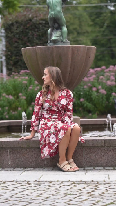 kort burgunder omslagskjole