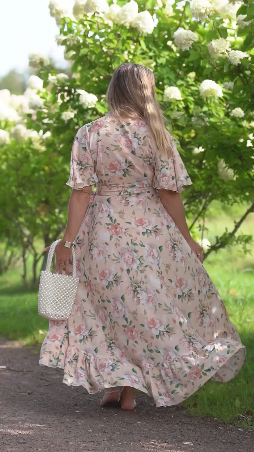 Pudderfarget omslagskjole med store blomster