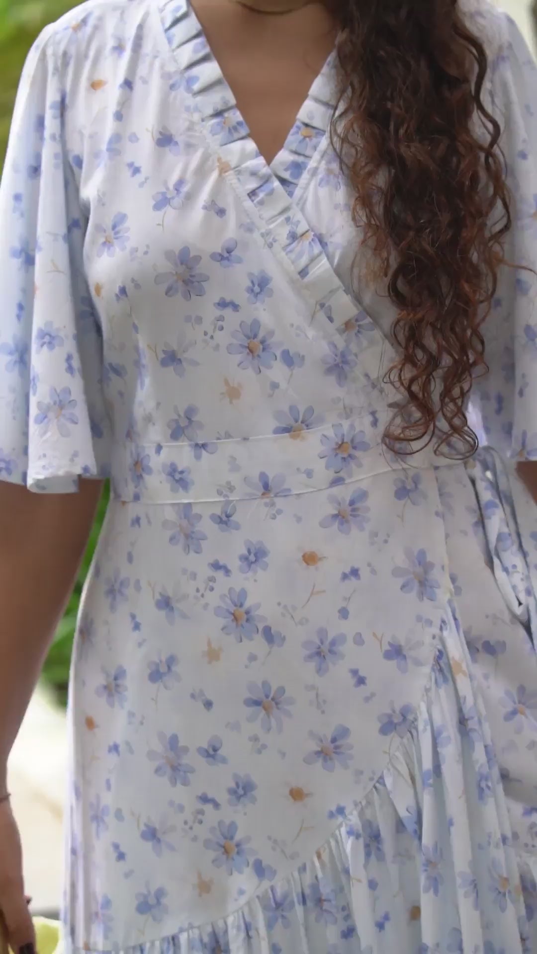 Dus blå omslagskjole med korte ermer