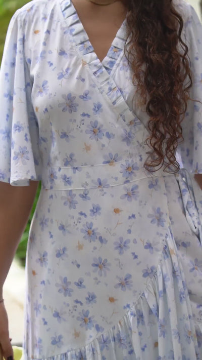 Dus blå omslagskjole med korte ermer