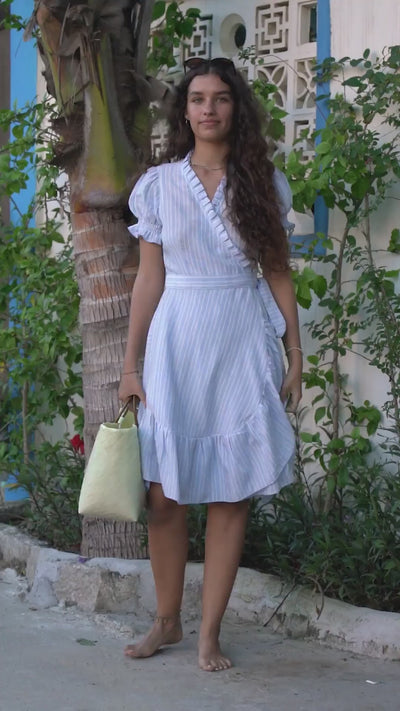 Kort stripete omslagskjole i lyseblå lin