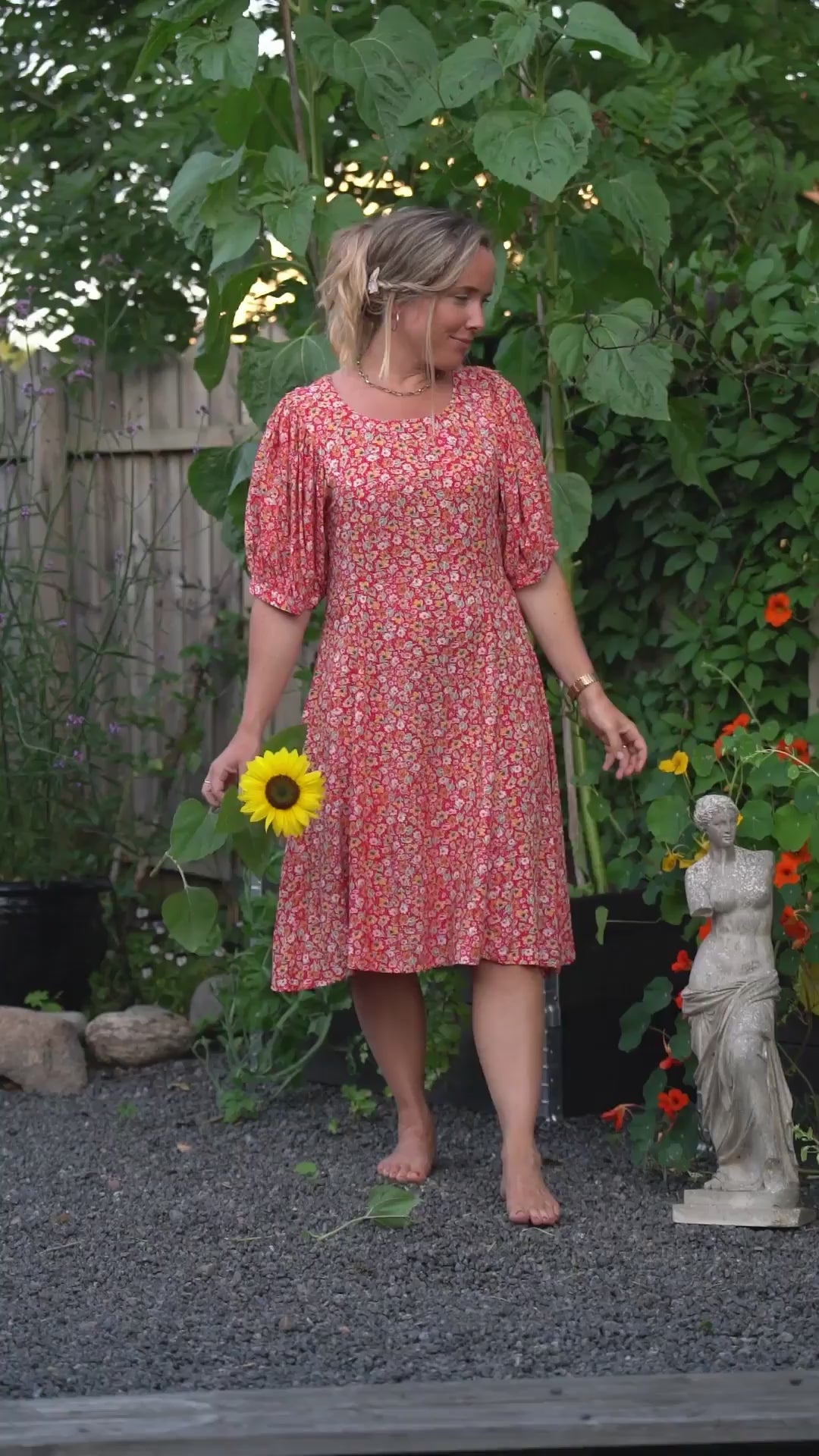 Klassisk kort rød kjole med puffermer