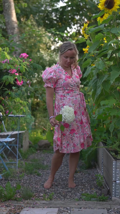 Kort rosa omslagskjole med blomster