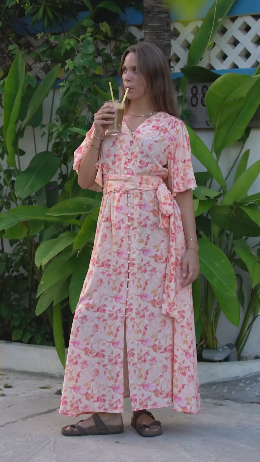 Dus rosa og orange lang enkel kjole