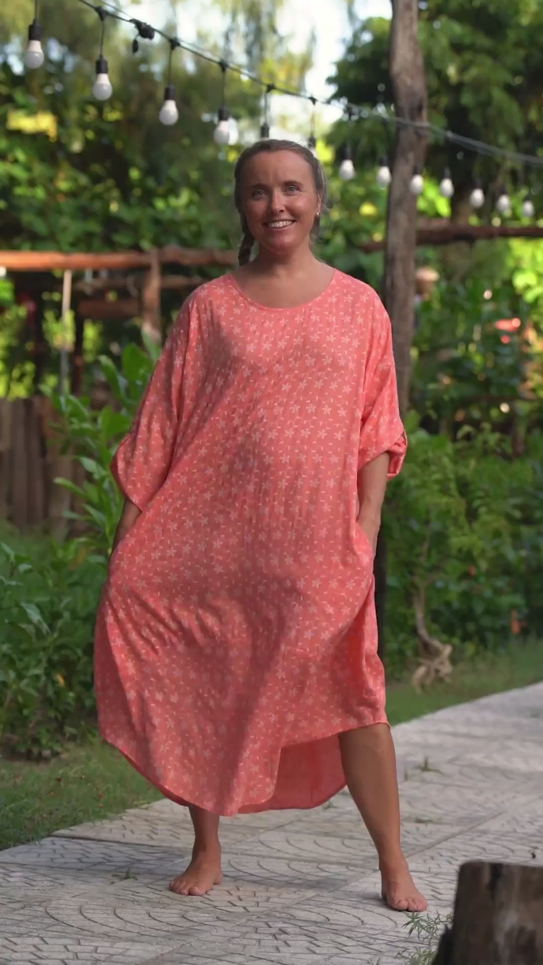 Korallfarget vid midikjole med lommer