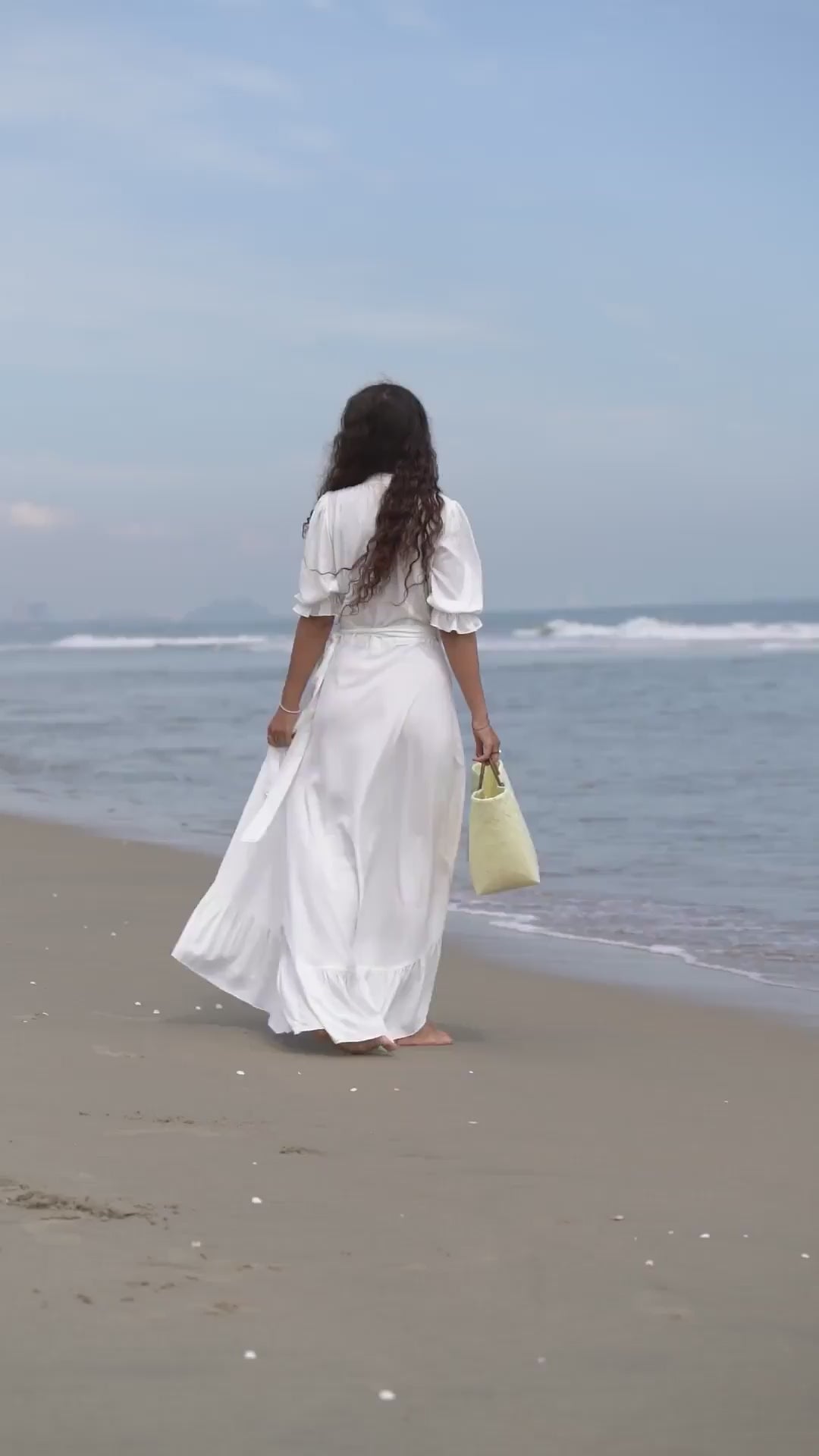 Hvit lang omslagskjole i bomull