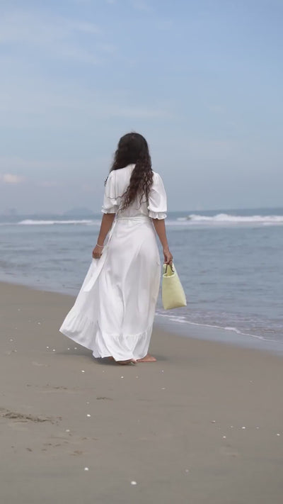 Hvit lang omslagskjole i bomull