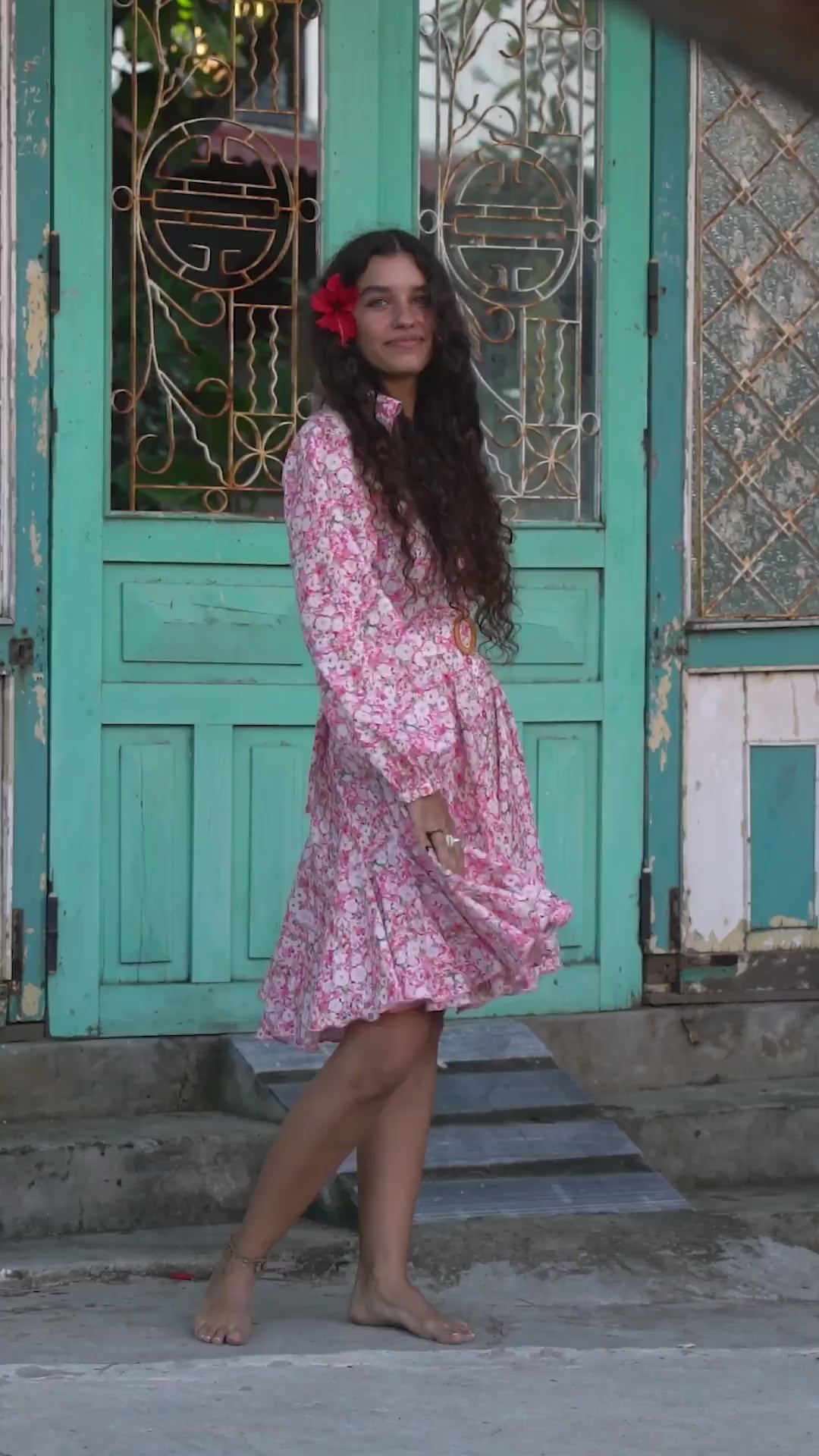 Rosa skjortekjole med knapper og ballongermer