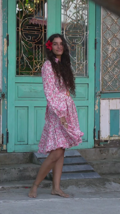 Rosa skjortekjole med knapper og ballongermer