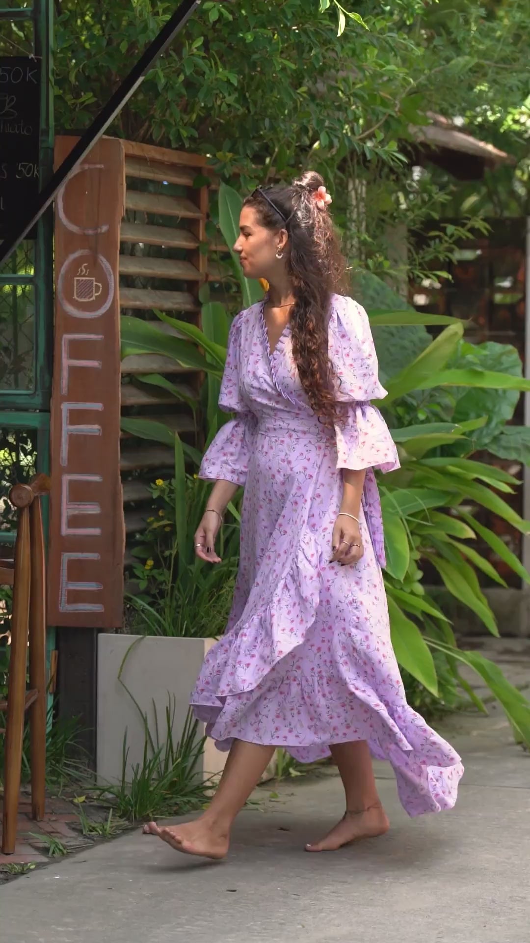 Lang lilla omslagskjole med småblomster