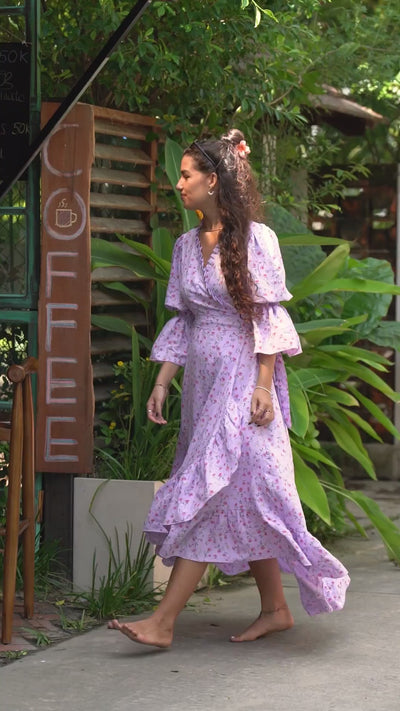 Lang lilla omslagskjole med småblomster