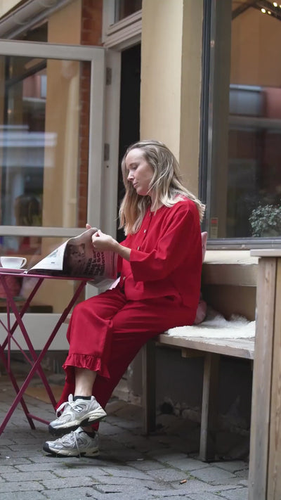 sett i rød kordfløyelupdated#gid://shopify/Video/27101878616134#video_id