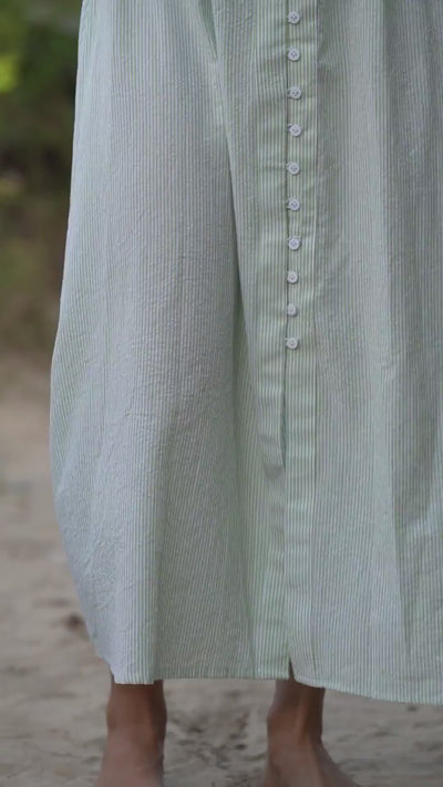 Grønn og hvit stripete linkjole med knapper