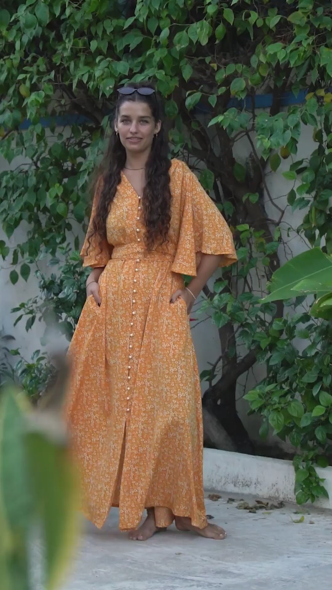 Gul orange lang kjole med knapper