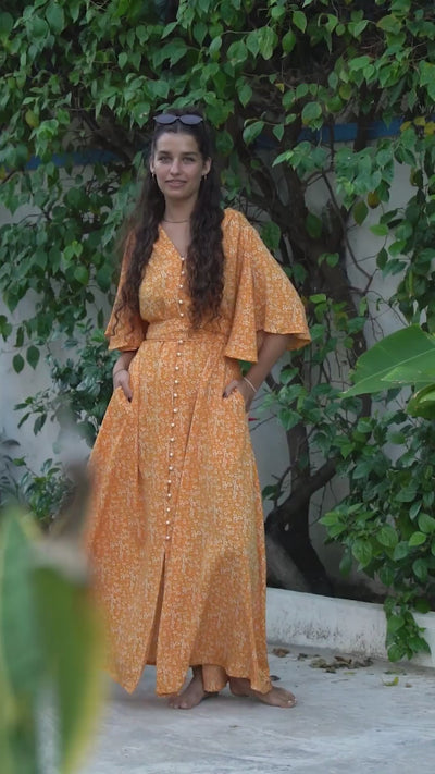 Gul orange lang kjole med knapper