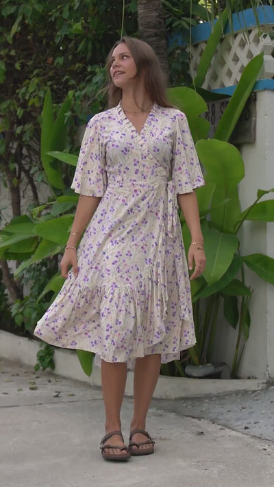 Smørgul omslagskjole med lilla blomster