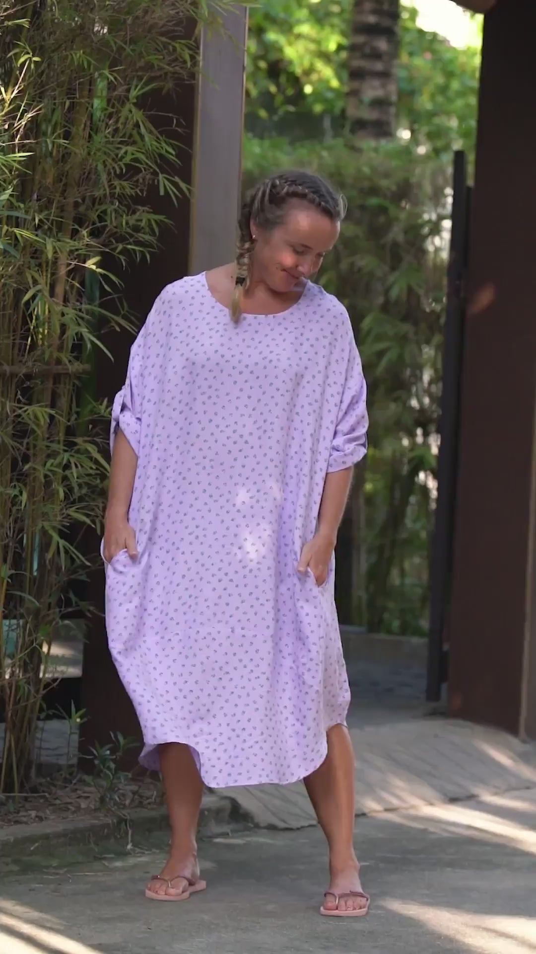 Lilla midikjole med lommer og småblomster