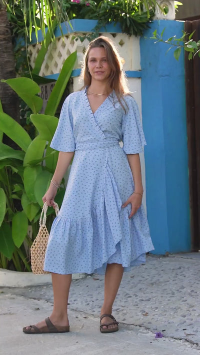 Blå omslagskjole med småblomstrete mønster