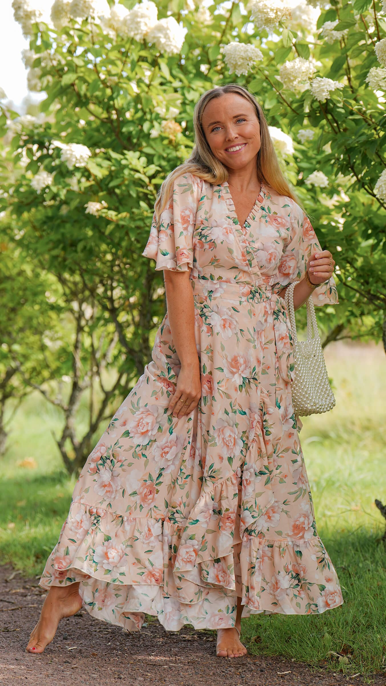 Pudderfarget omslagskjole med store blomster