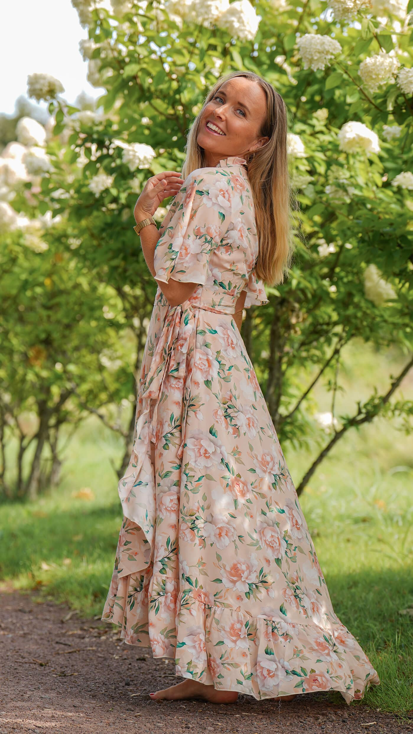 Pudderfarget omslagskjole, store blomster