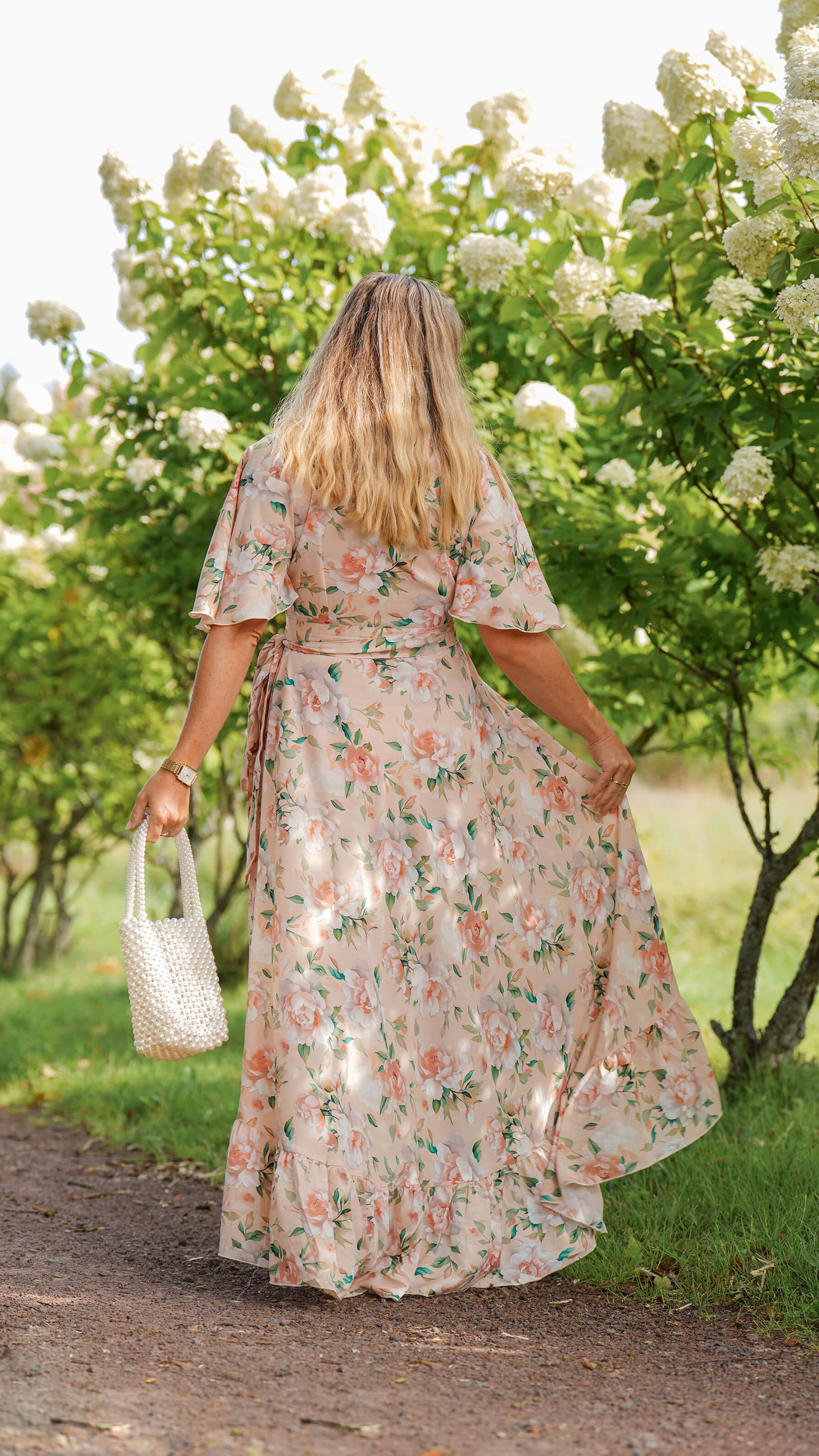 Pudderfarget omslagskjole, store blomster