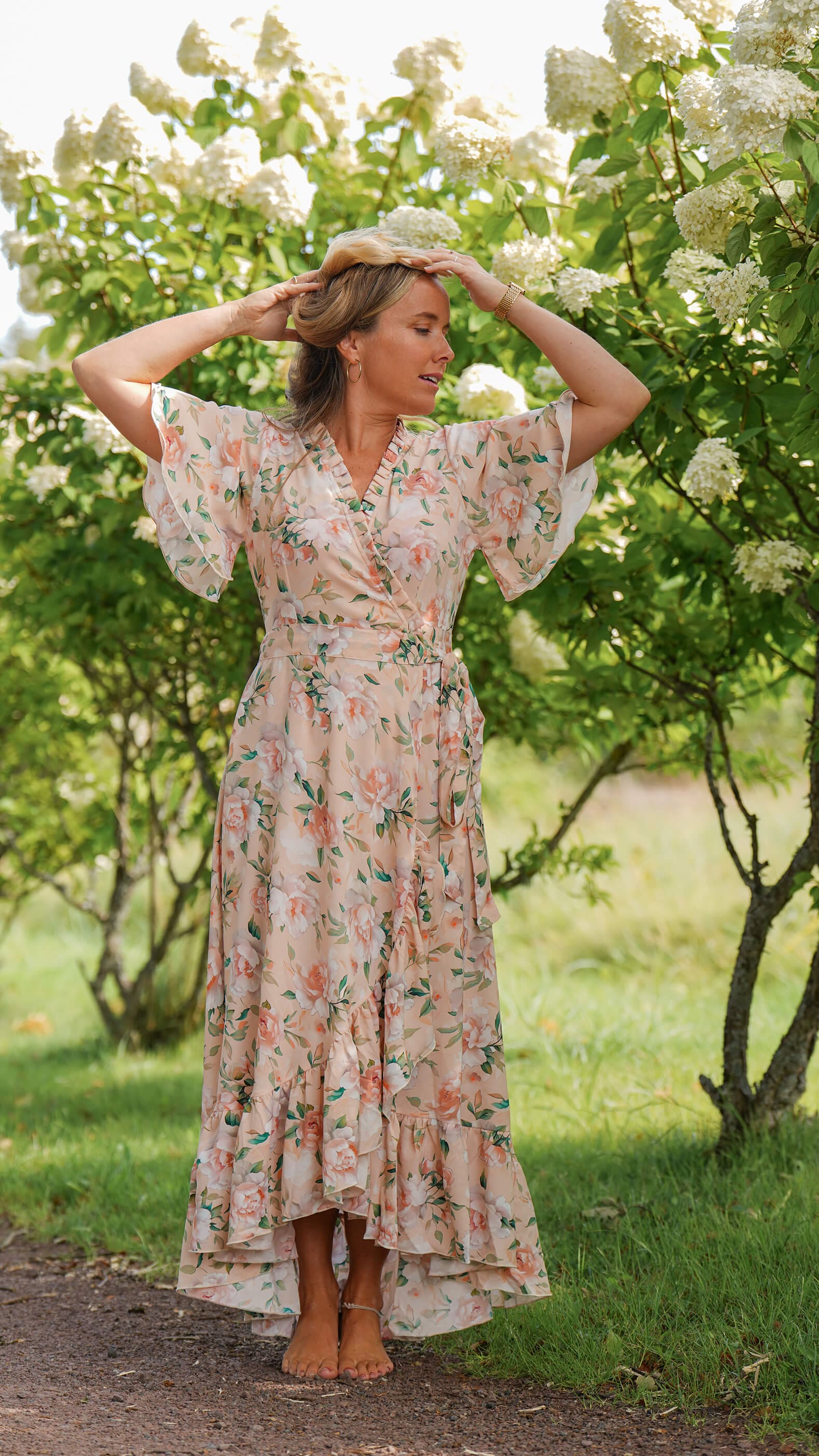 Pudderfarget omslagskjole med store blomster