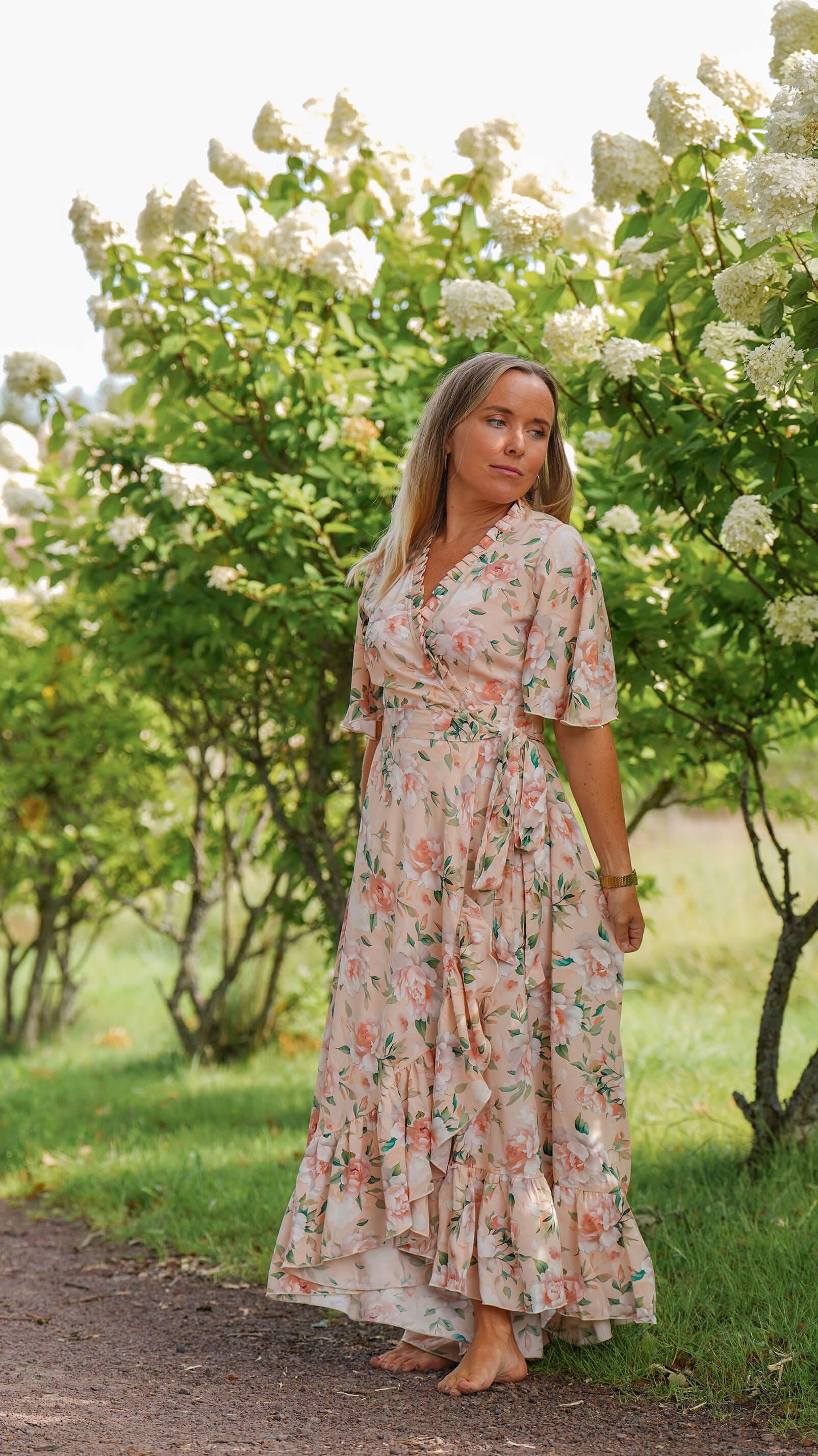 Pudderfarget omslagskjole med store blomster
