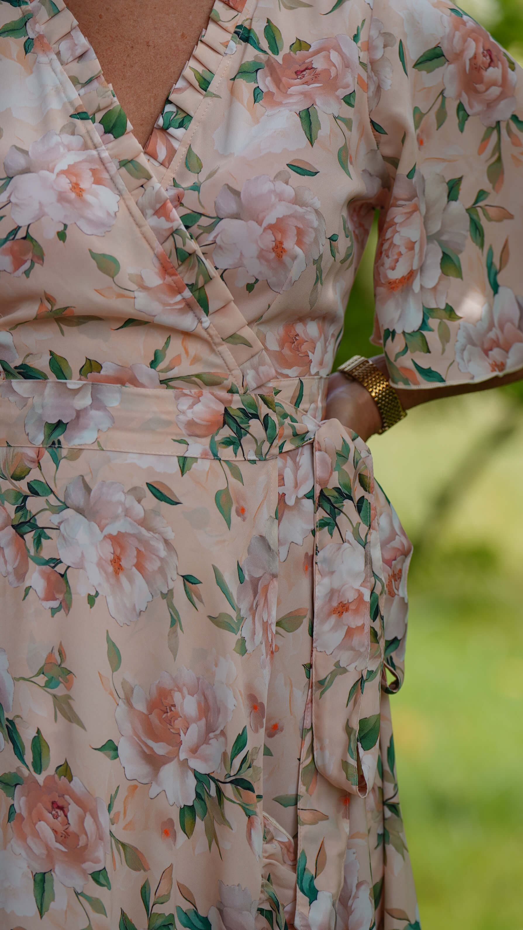 Pudderfarget omslagskjole, store blomster