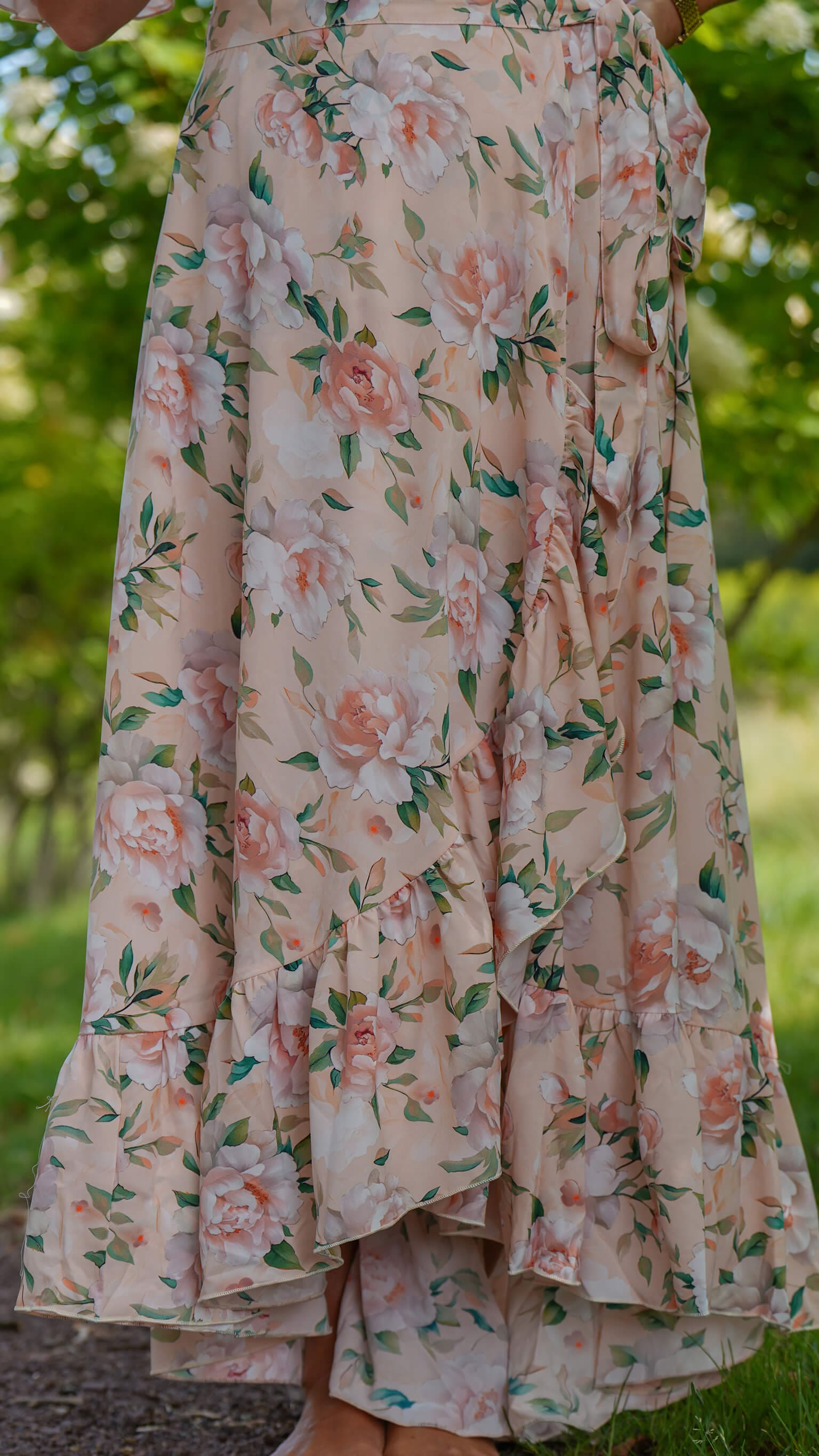 Pudderfarget omslagskjole, store blomster