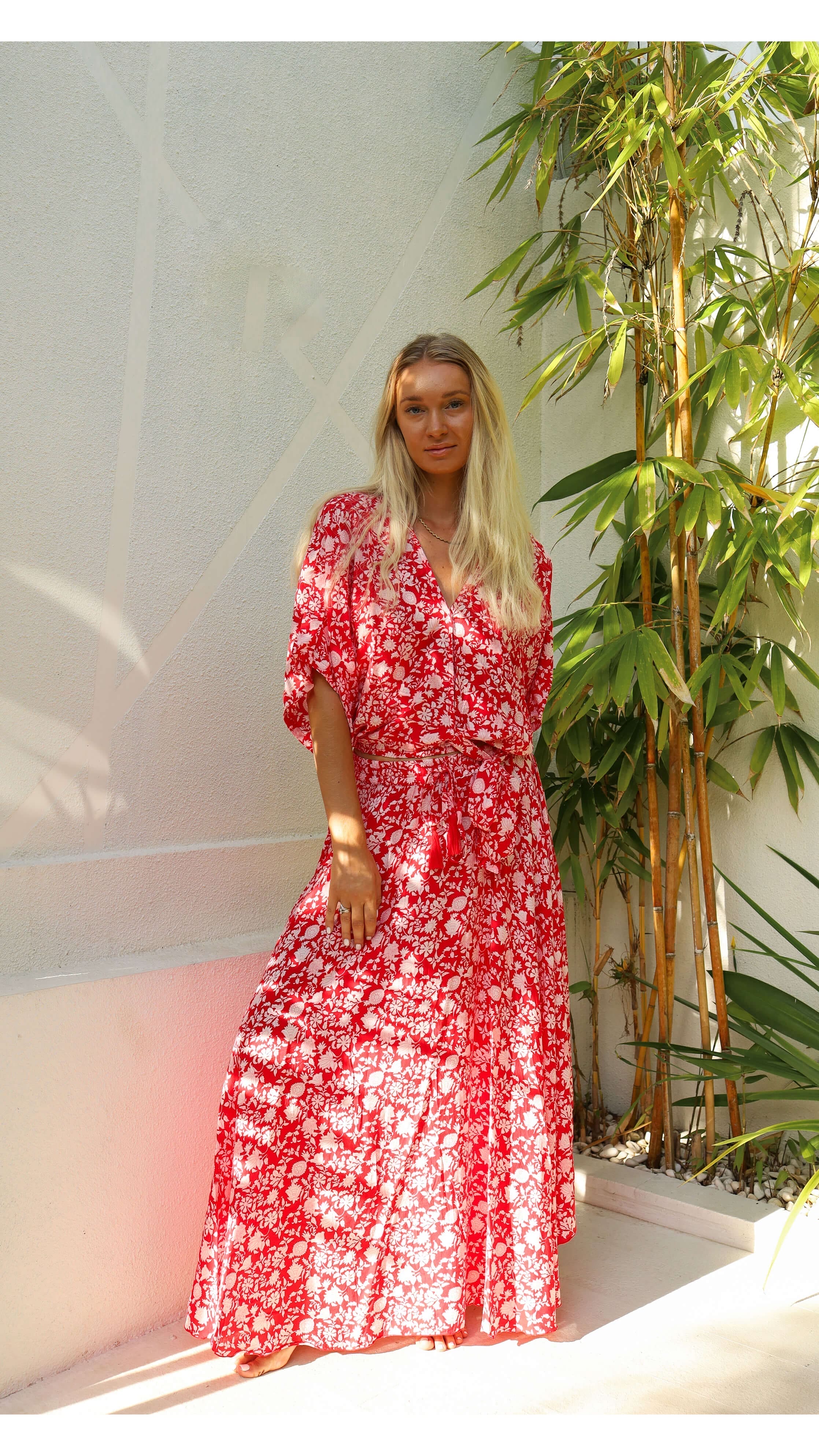 Rød og hvit bohemsk skjørt