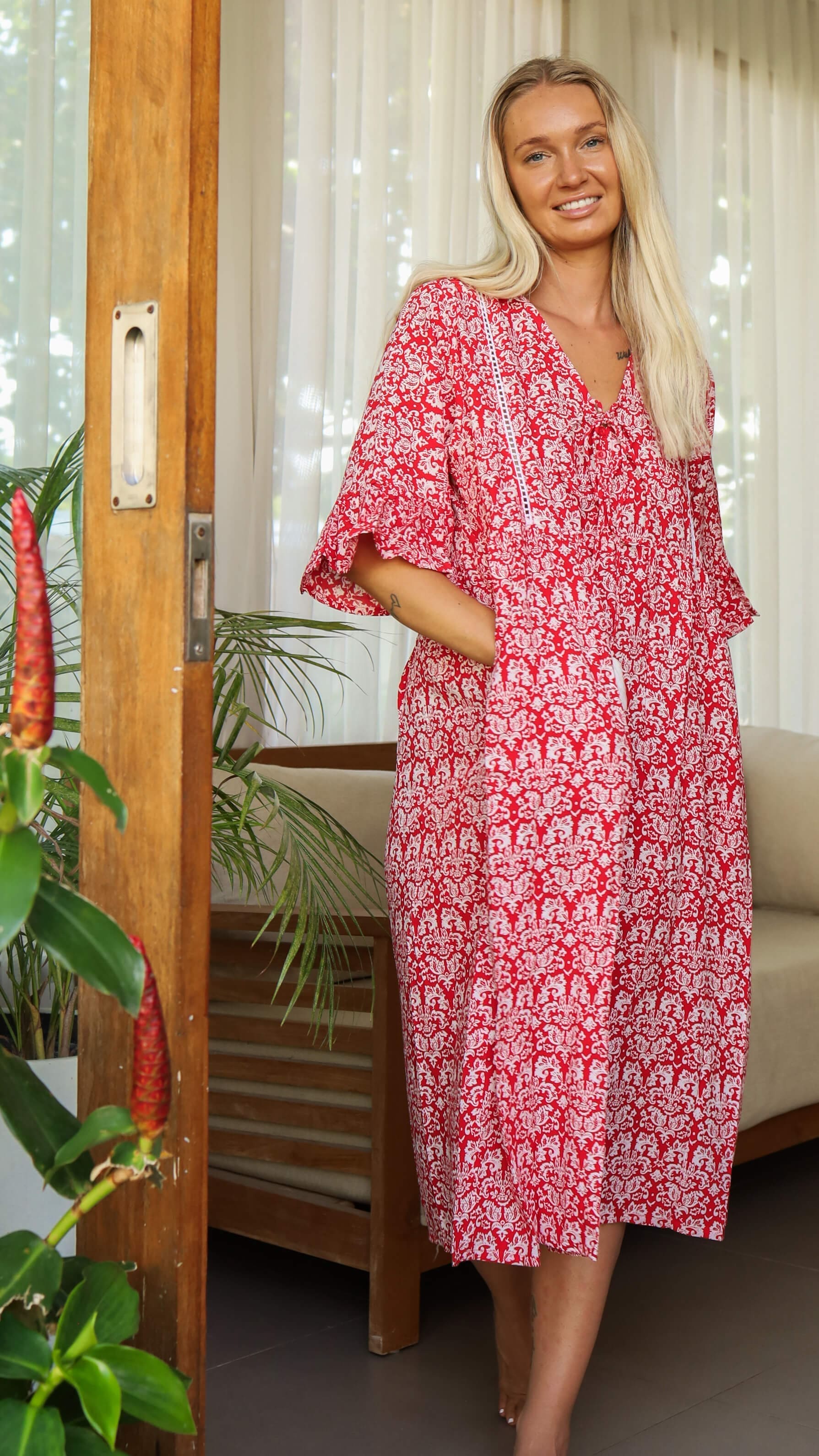 Rød og hvit sommerkjole