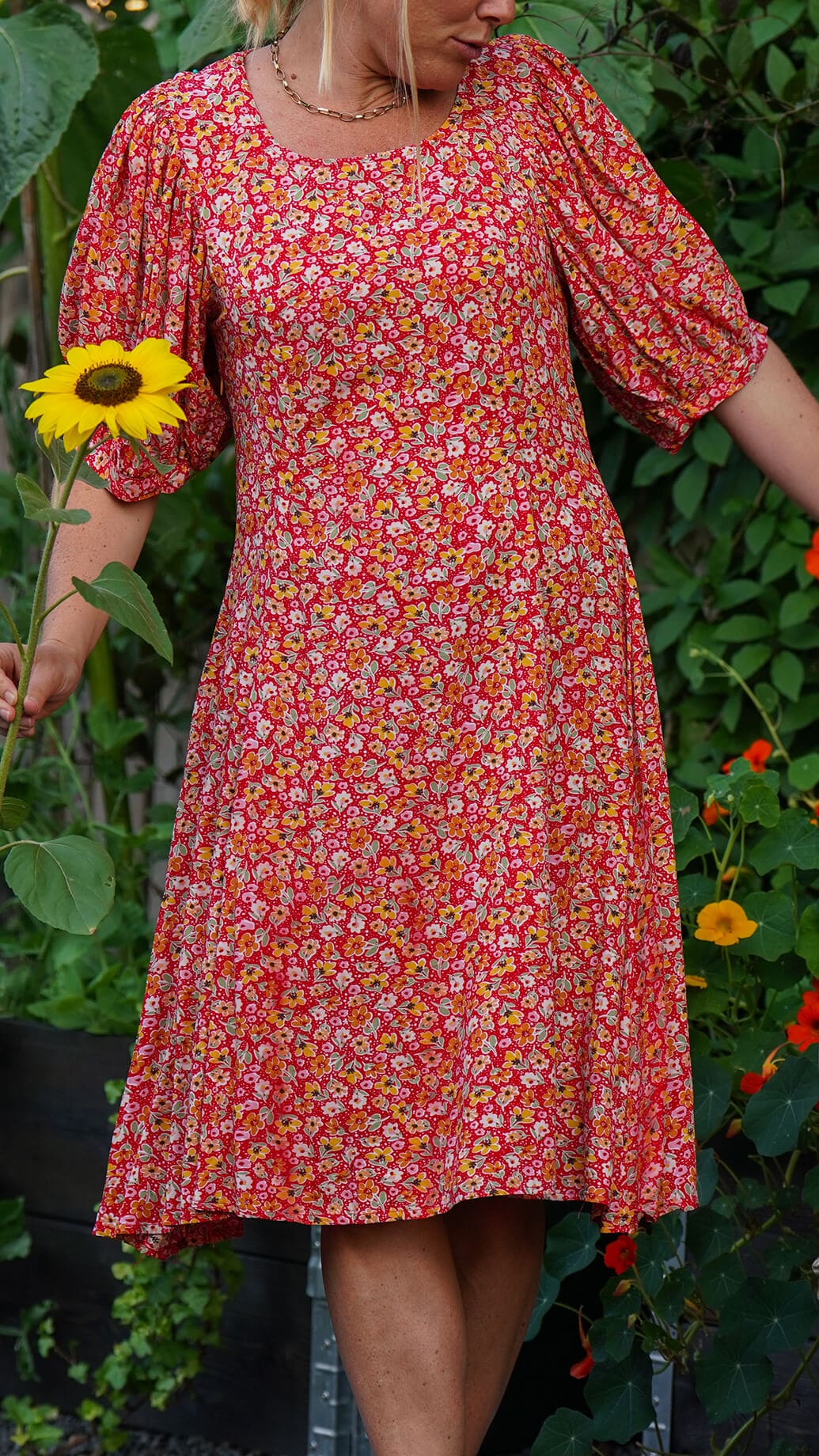 Kort rød kjole med blomster