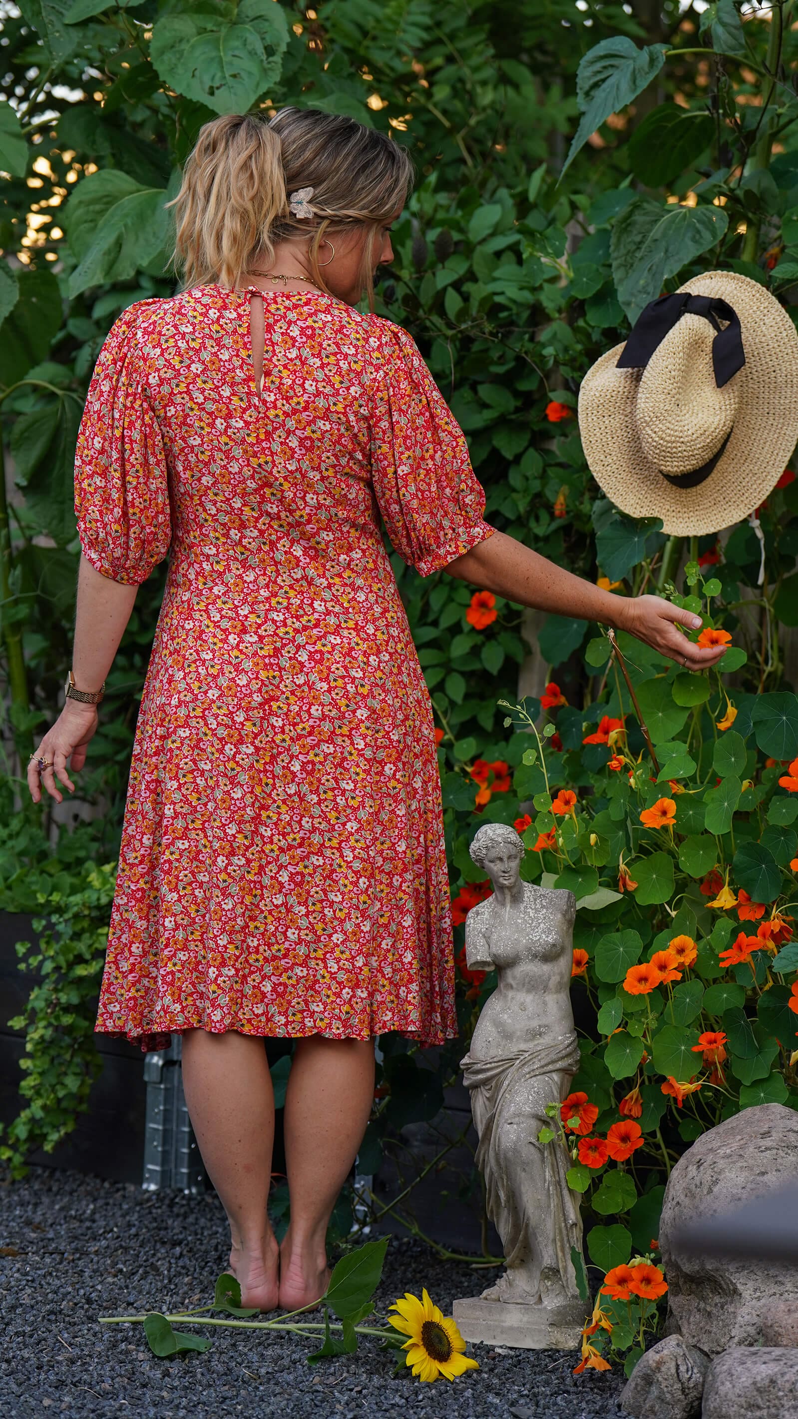 Kort rød kjole med blomster