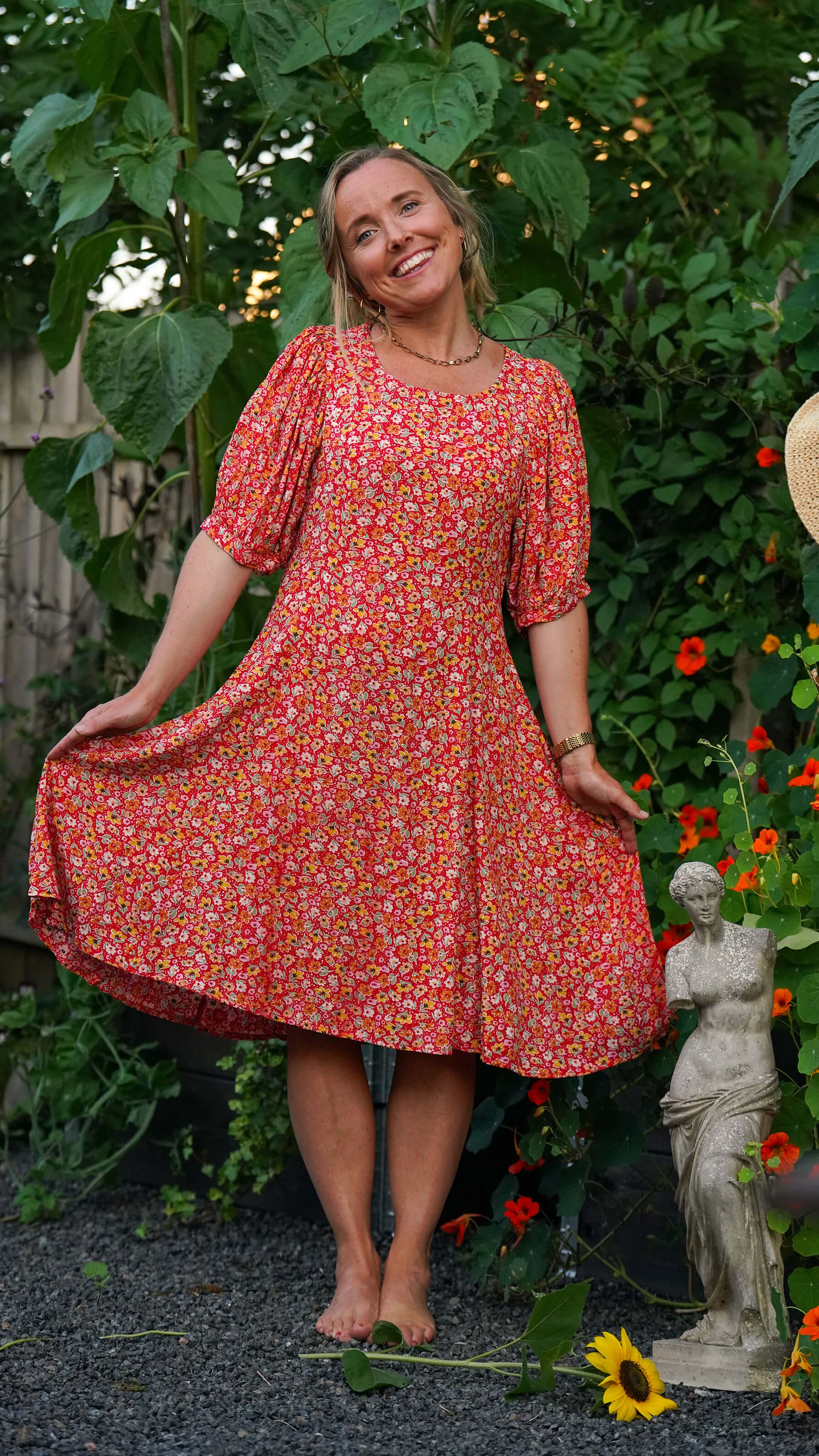 Kort rød kjole med blomster