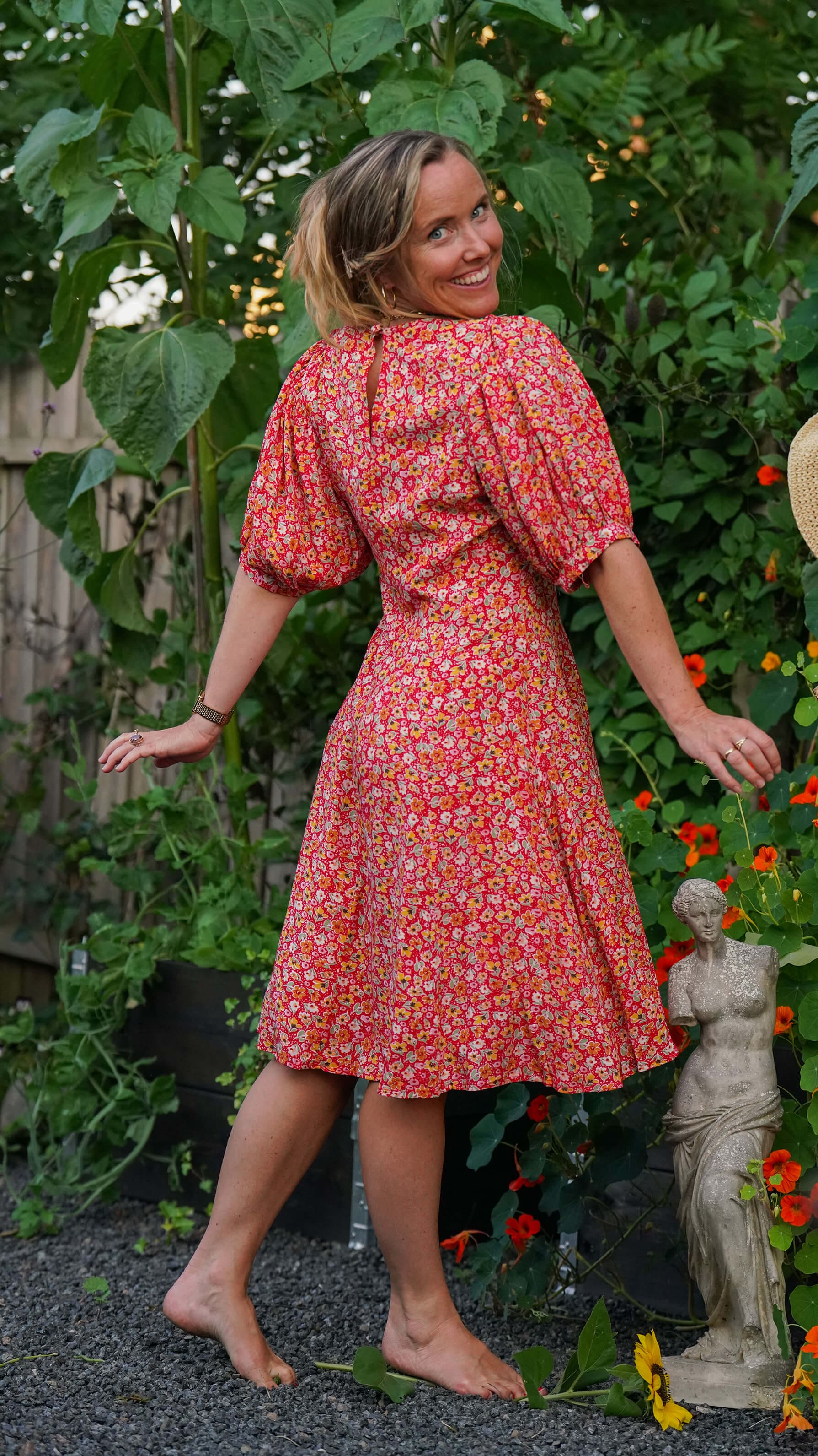 Kort rød kjole med blomster