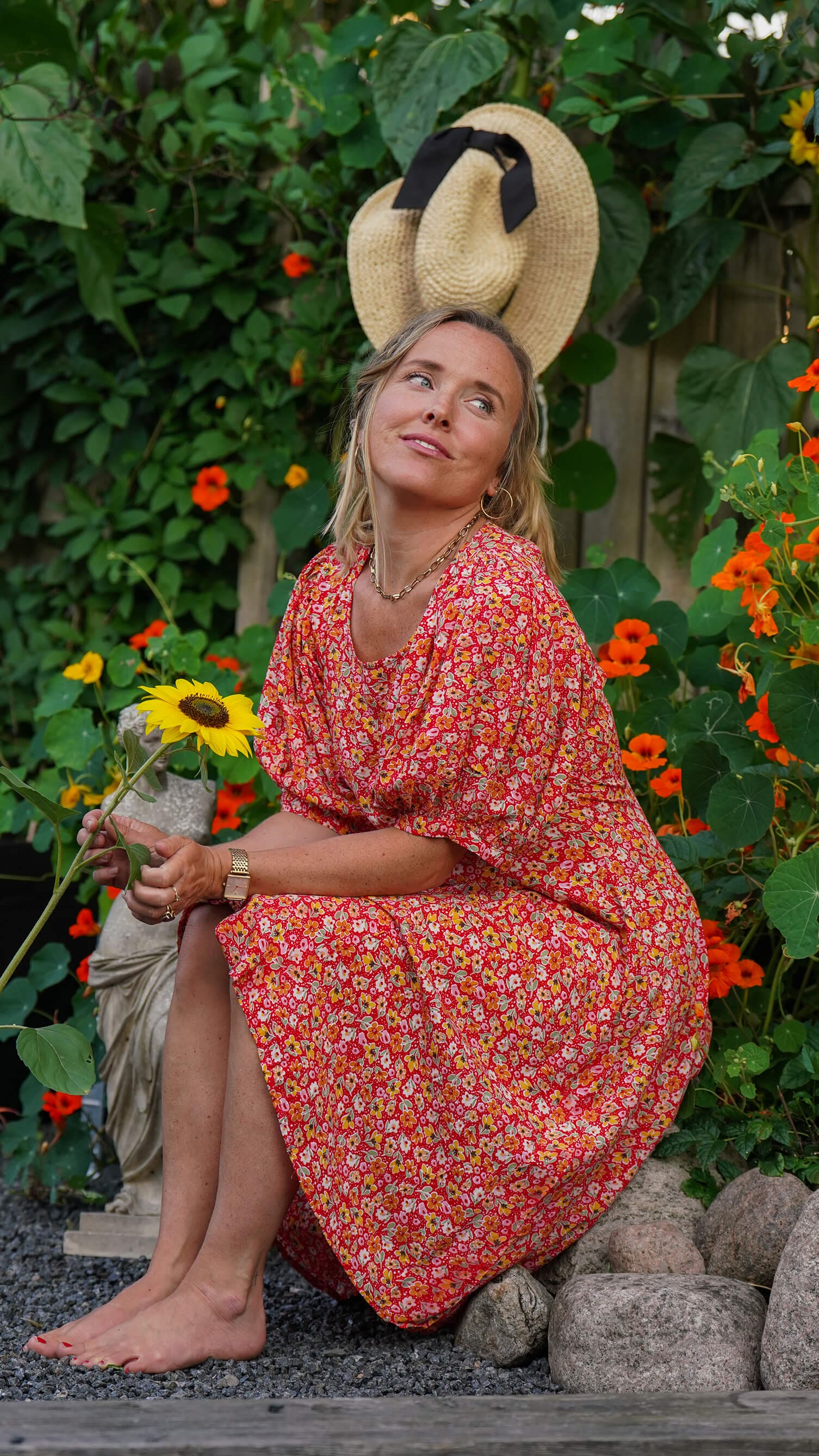 Kort rød kjole med blomster