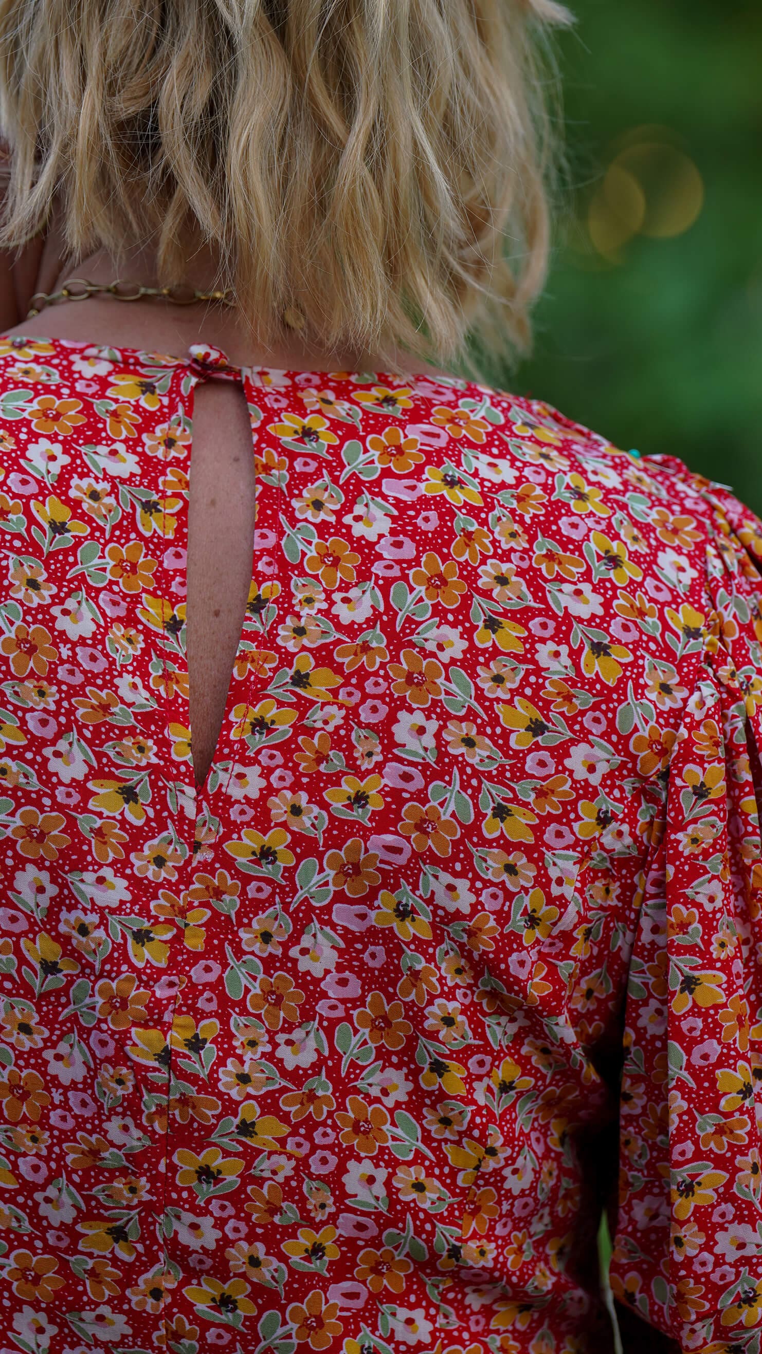 Kort rød kjole med blomster