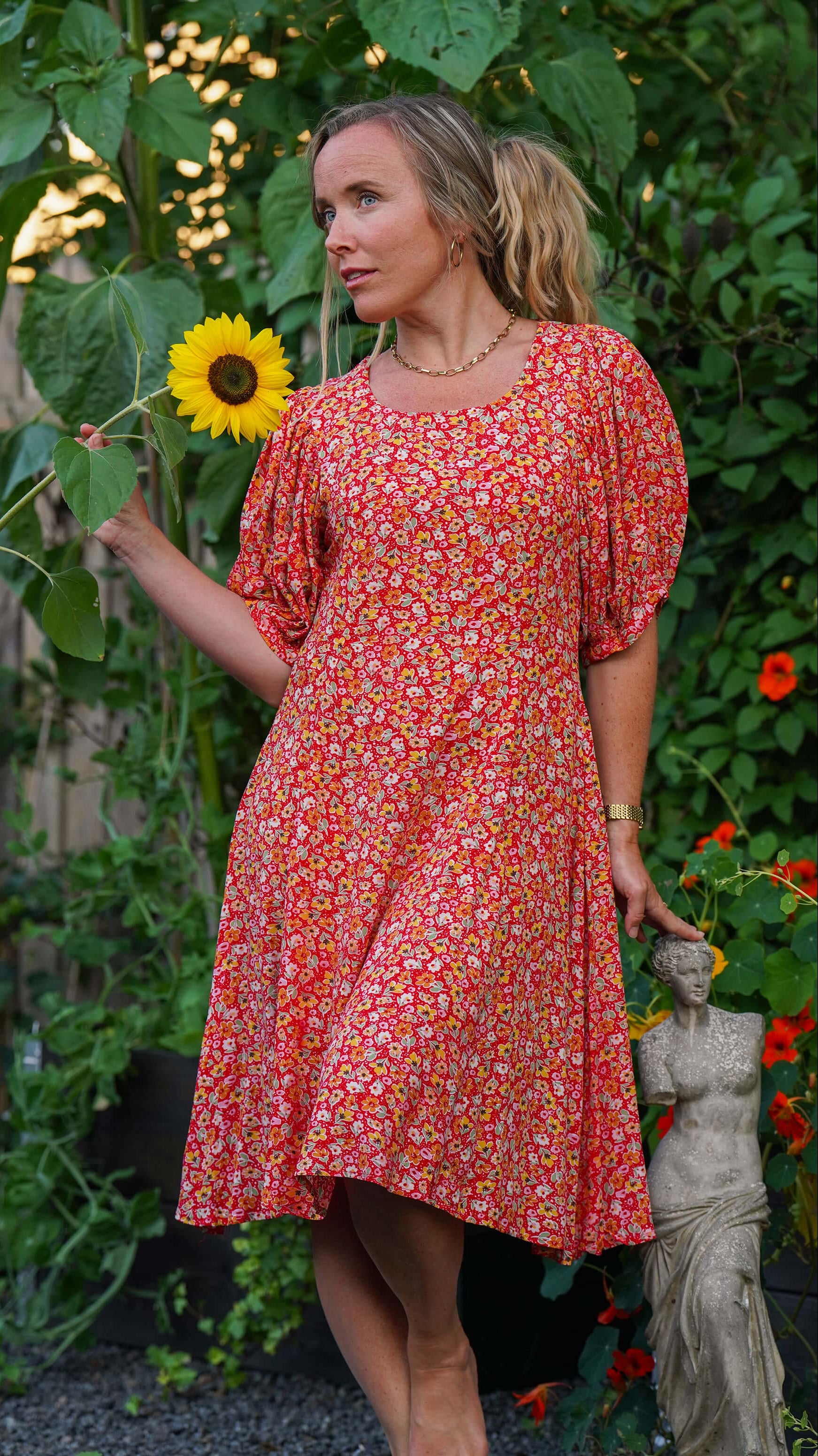 Kort rød kjole med blomster