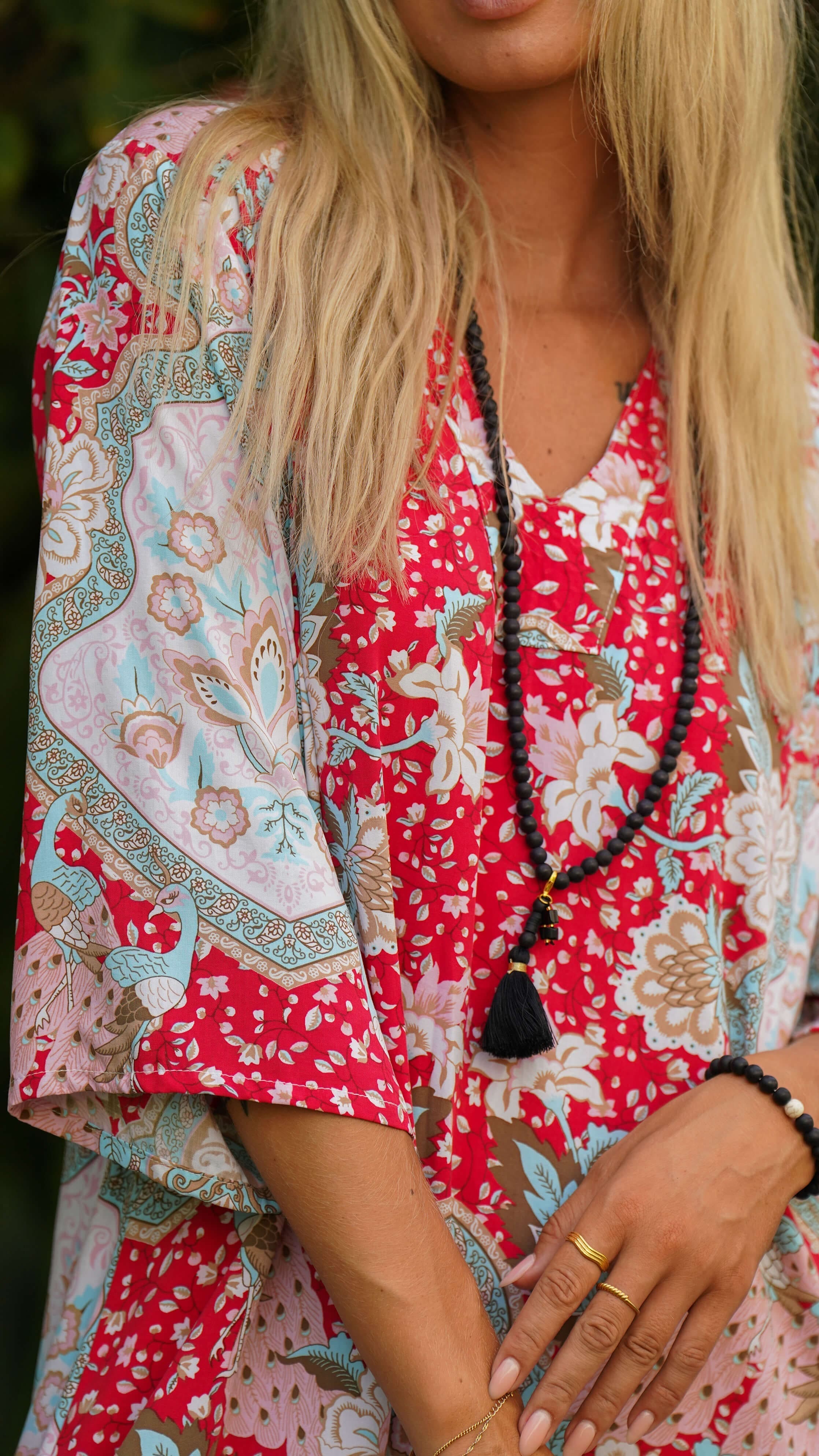 Svart perlesmykke av keramikk med dusk - Cosmos halskjede