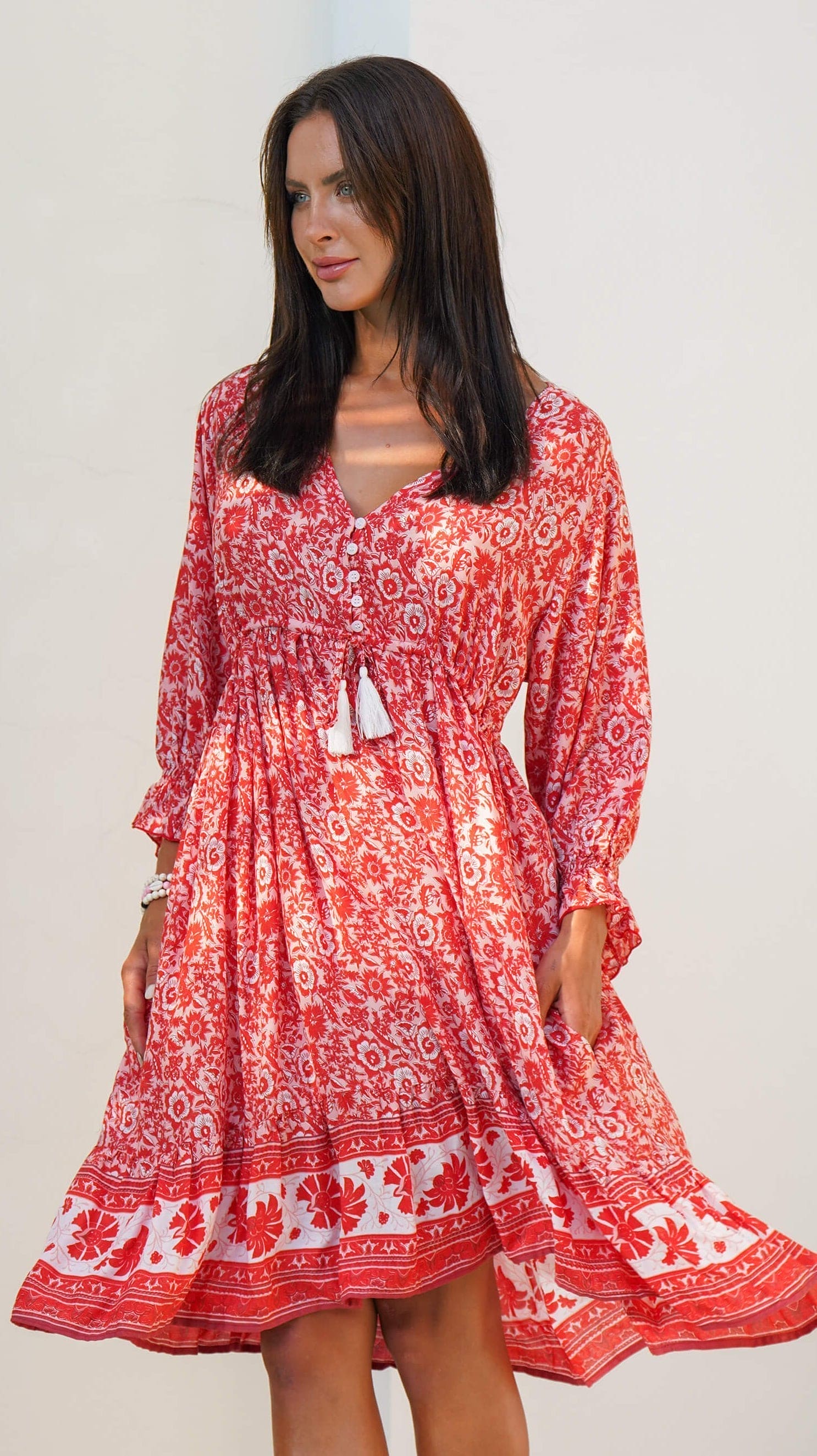 Rosa og rød kort sommerkjole