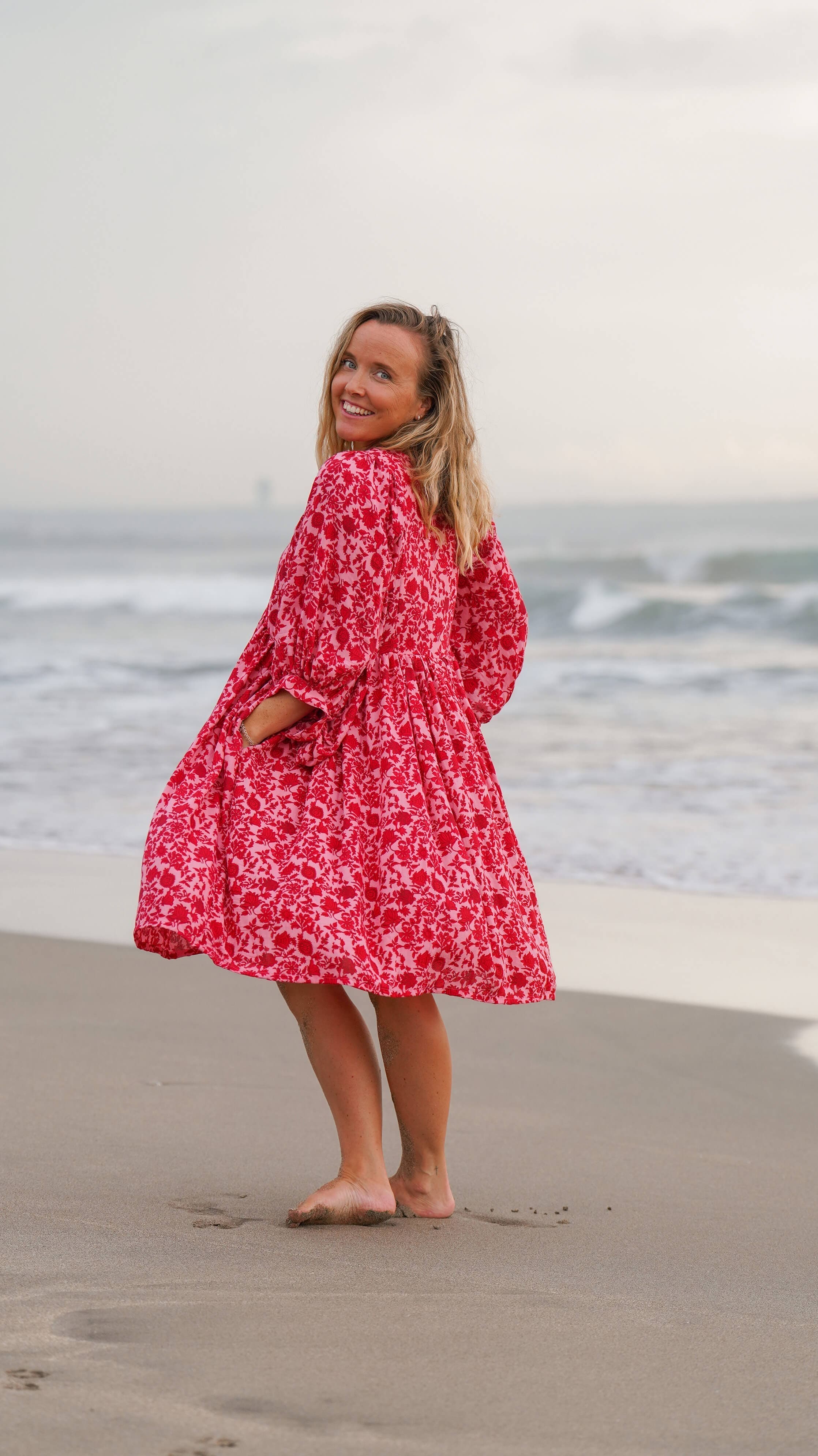 Kort luftig rød og rosa kjole - Stokkrose sommerkjole