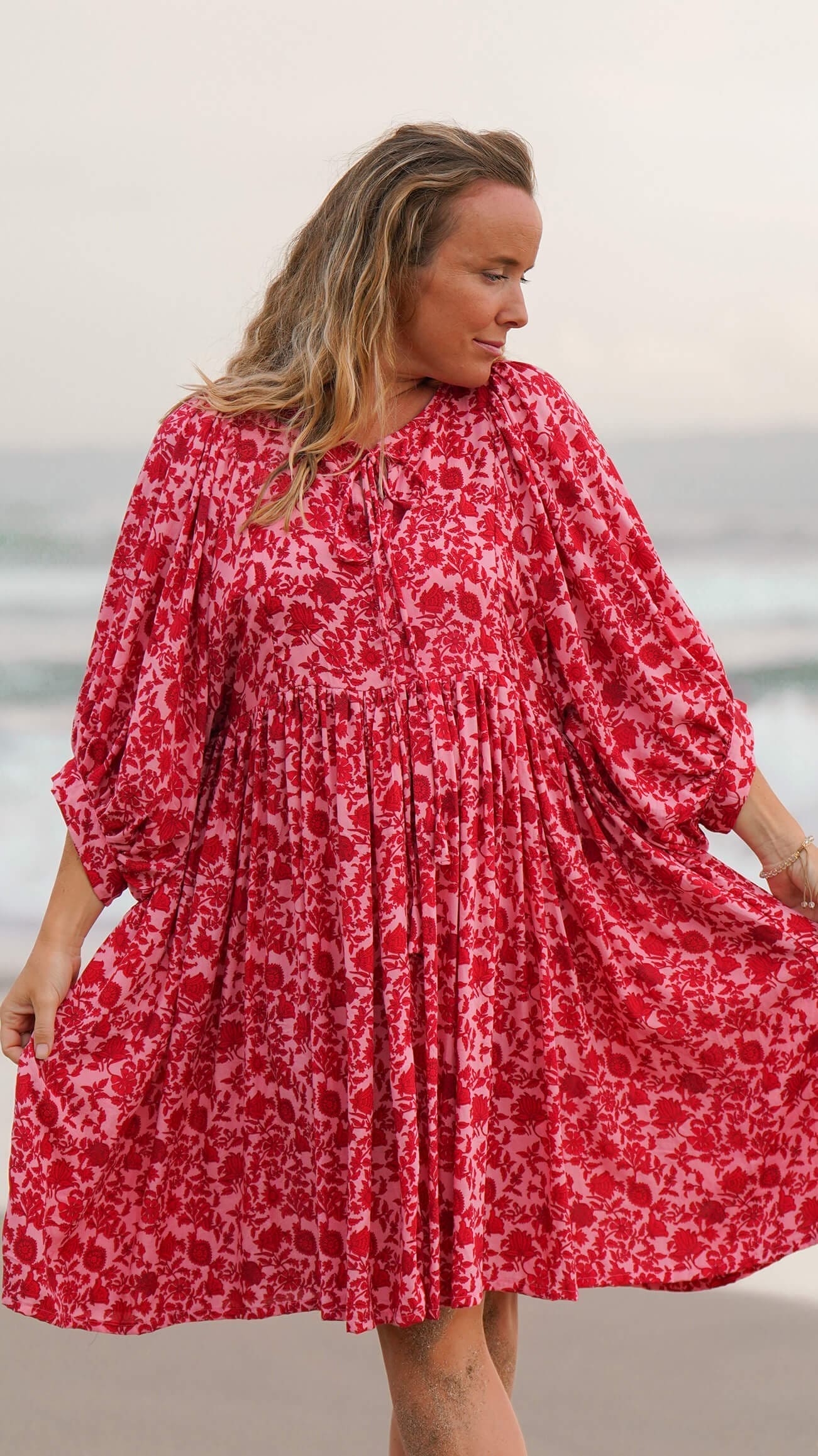 Kort luftig rød og rosa kjole - Stokkrose sommerkjole