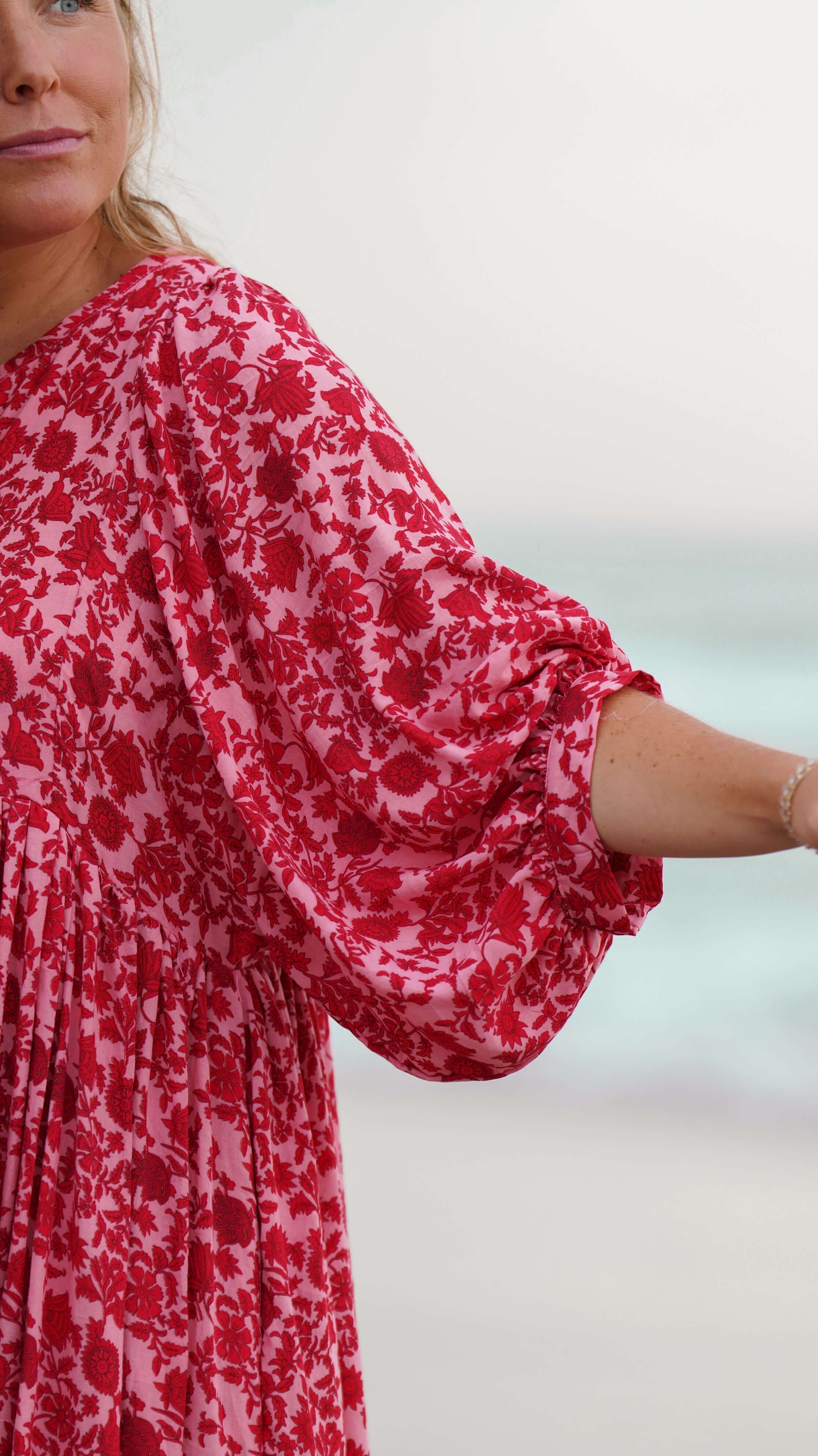 Kort luftig rød og rosa kjole - Stokkrose sommerkjole