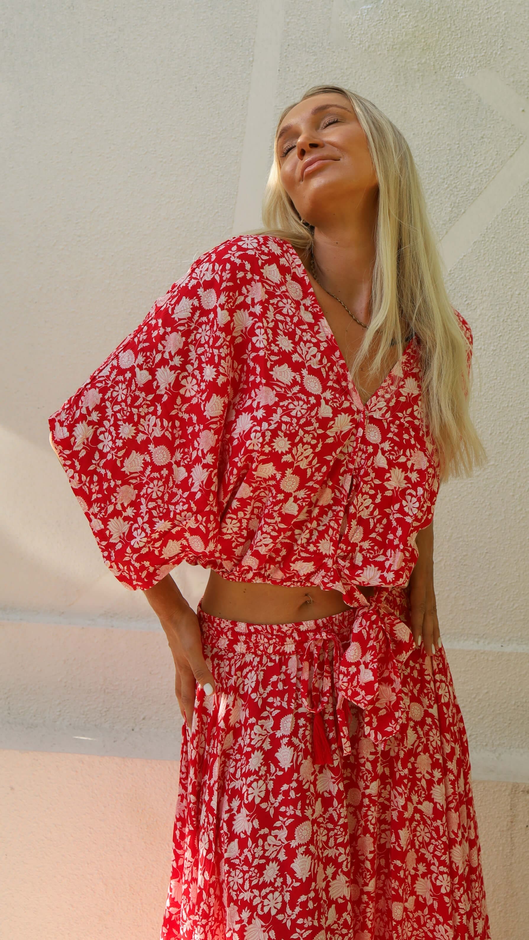 Rød og hvit kort sommertopp