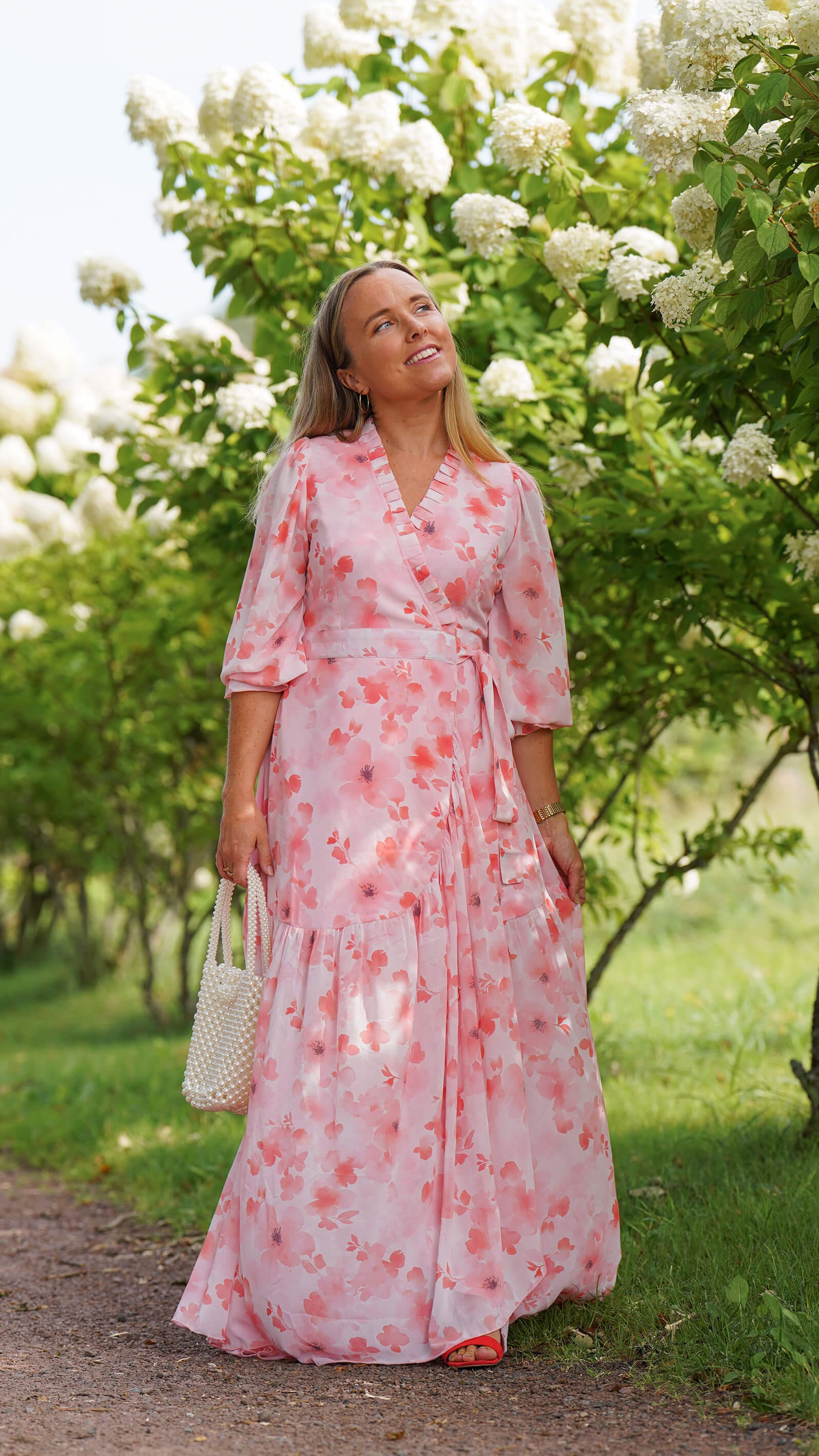 Chiffon omslagskjole i rosa og fersken