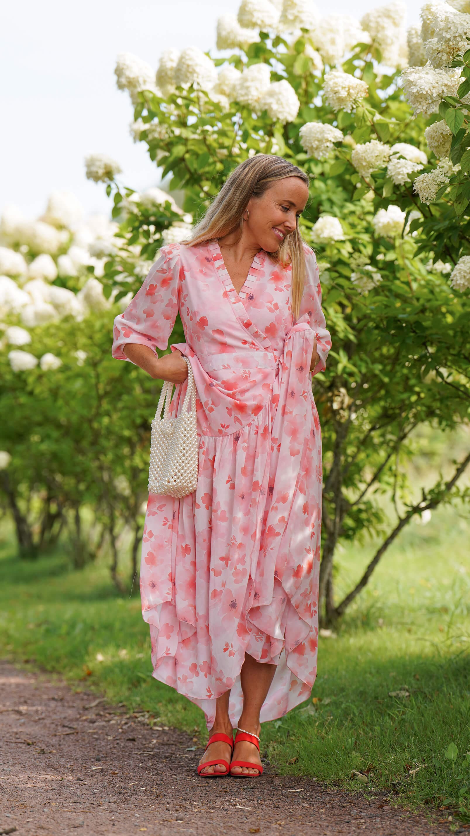 Chiffon omslagskjole i rosa og fersken