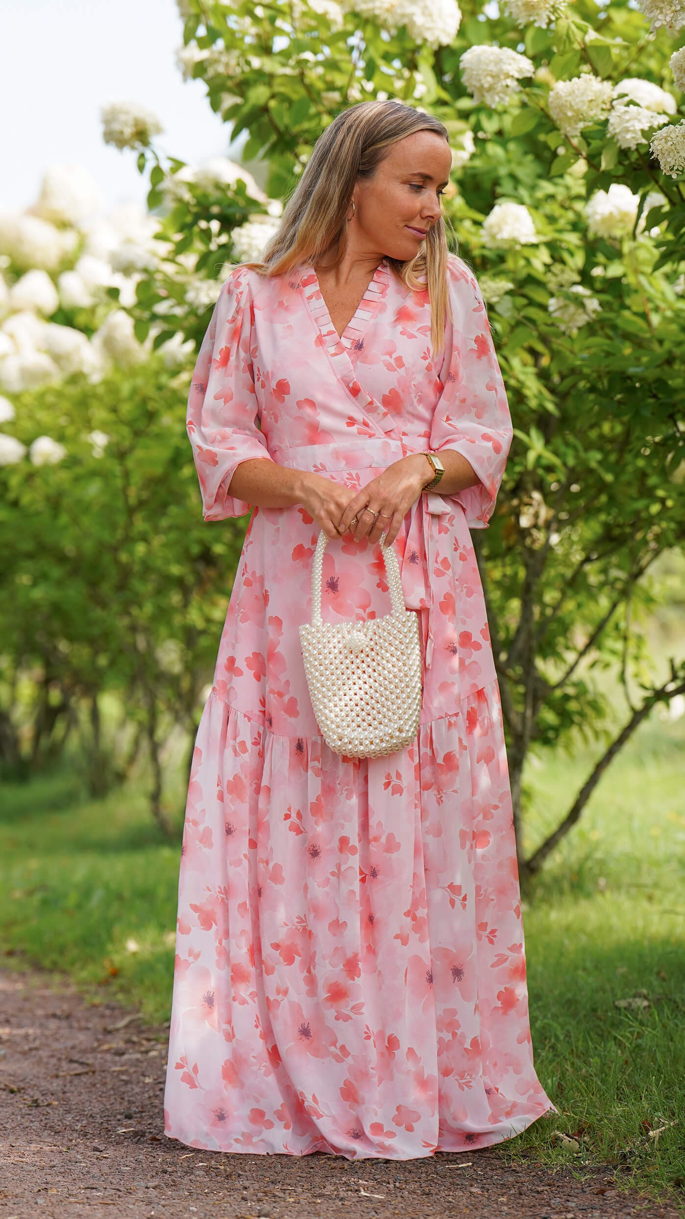 Chiffon omslagskjole i rosa og fersken