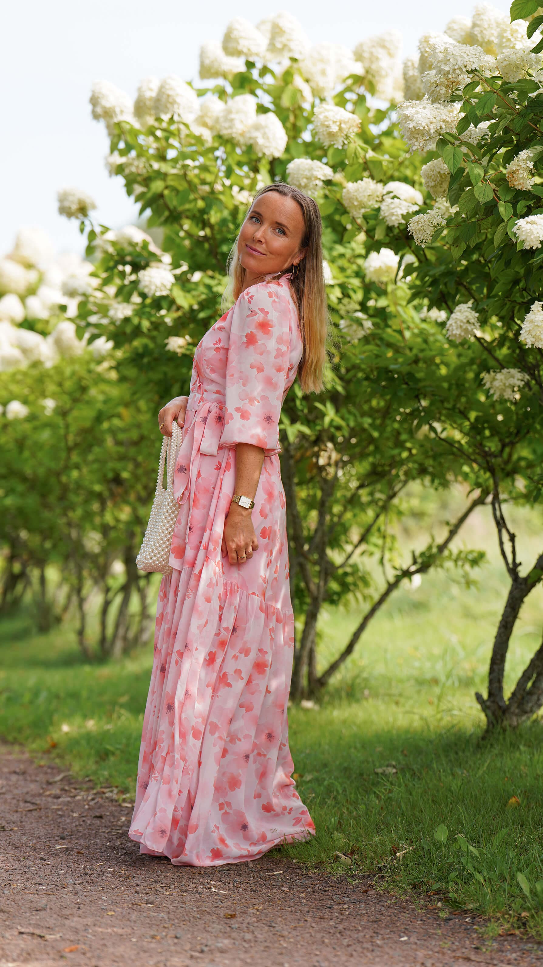 Chiffon omslagskjole i rosa og fersken