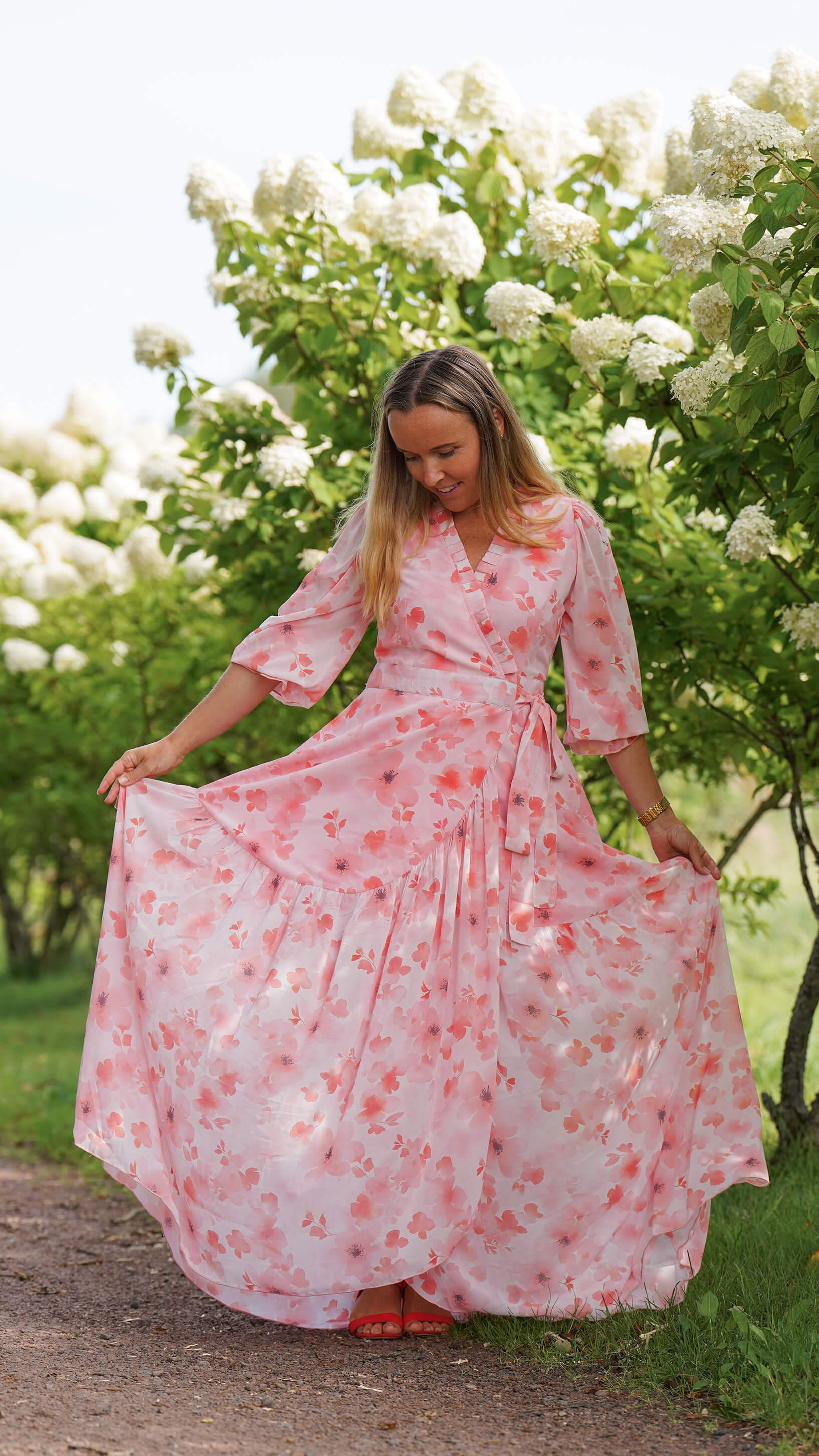 Chiffon omslagskjole i rosa og fersken