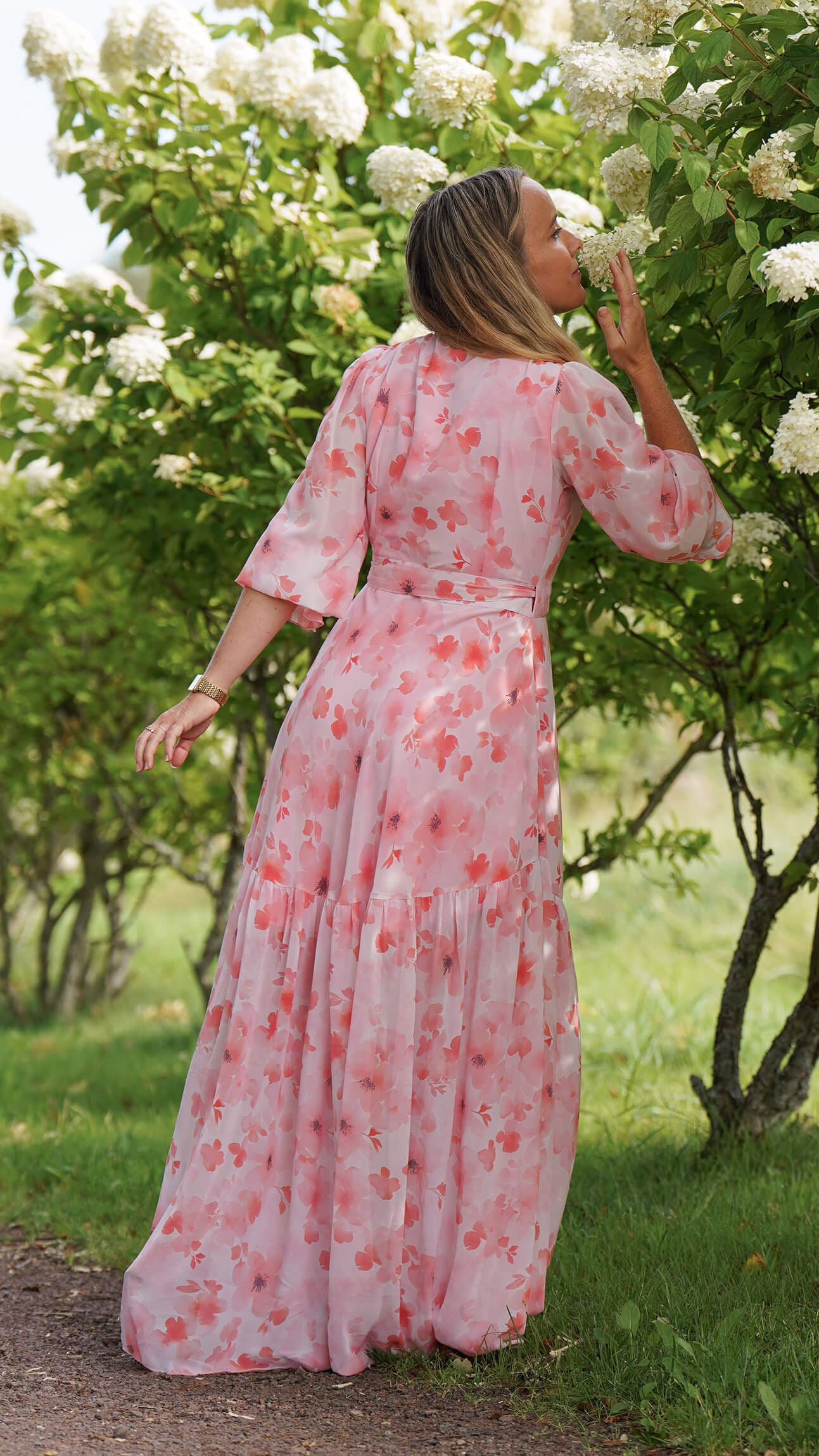 Chiffon omslagskjole i rosa og fersken